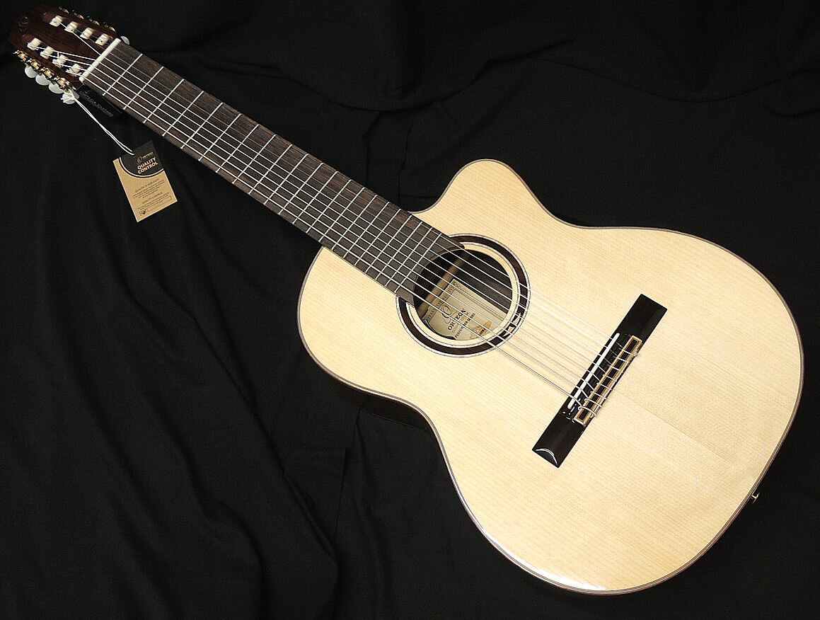 8弦クラシックギター「RCE158RW-8」は、優れたクラフトマンシップにより、高品質な素材と人気の高いローズウッドを融合させたモデルです。 トップ材には、ヨーロッパ産スプルース単板が使用されており、サイドとバックにはインドネシア産ローズウッド（いずれもグロス仕上げ）が採用されています。 プリアンプは、新開発の「Ortega Magus Fly/G-8」を搭載。 ・　Top: Solid European Spruce, gloss finish (RCE158RW-8) || North American Cedar, gloss finish (RCE159RW-8) ・　Back & Sides: Indonesian Rosewood, gloss finish ・　Neck: Okoume, gloss finish ・　Fretboard & Bridge: Rosewood ------------------------------------------------------------------------- ・　Ortega Magus Fly/G-8, rechargeable 　 USB-C charging cable included ------------------------------------------------------------------------- ・　Fine line top binding Mahogany / Rosewood ・　Fine line back center line binding Mahogany / Rosewood ・　Bridge: Ortega 16hole ・　Truss rod: 2way ・　Strings: Ortega NYP8 ------------------------------------------------------------------------- ・　Scale: 690 mm (27.16") ・　Nut Width: 70 mm (2.75") ・　Max fretboardwidth: 80 mm (3,15“) 定価135,000円(税抜) ギグバッグ付属