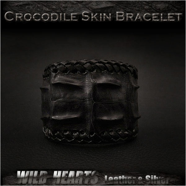 　クロコダイル バングル ブレスレット リストバンド ワニ革 牛革/レザー ブラック/黒Crocodile Skin Leather Bracelet Wristband Cuff Bangle BlackWILD HEARTS Leather&Silver (ID lb3119r93) クロコダイルバック（背中）部を使用したバングル/ブレスレットです。クロコダイル特有のウロコのゴツゴツが存在感抜群です！Made from highest quality crocodile leather taken from the back! &#8648;革についてはここをクリック&#8648;ABOUT LEATHER&#8648; 革紐で一つ一つ丁寧に手編みで編み込まれヴィンテージな風合いがワイルド感抜群です！革職人による手作りにこだわった商品です！天然素材ため鱗の風合いが写真と若干の違いがあります。その点のご理解をお願いします。 Leather braided edge processing by hand. The details(tastes) of the pattern might be slightly different from the pictures. 芯に金属板が入っています。サイズはフリーサイズで、力を加えることによって開口部の調整が可能です。Adjustable size to fit your wrist! ■ 素材　MATERIAL ■ クロコダイル；シャム 牛革 ■ サイズ　SIZE ■ 内径 18cm （フリーサイズ）　 この商品は全国送料無料です(日本国内のみ)！！ Free shipping is available only on domestic orders(in Japan). facebookにて新着・再入荷情報やその他お得情報をいち早く掲載！ We post the information of New Arrival,Restock and the other info on facebook page!