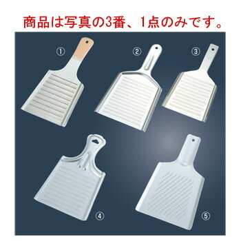 ※当配送方法は同梱、代引き、時間指定不可（ポスト投函）となります。 ※他の商品と同時にご注文頂いた場合には送料が発生致します。 ※商品の配送目安は出荷後2～3日となりますが、北海道や沖縄、離島の場合には1週間程度必要となる場合がございます。 商品は写真の3番、1点のみです。 【寸法】 115×100×100×230mm 〈三段刃の特徴〉 1,荒・中・細・目立の為、「目がつまら ない」「上すべりしない」「抵抗が 少ない」 2,「シャッ」「シャッ」と刃切よく三倍 の早さで切りおろす。 3,鋭利な為、雪のようにやわらかくす り上がり、独特の風味を生かす 店舗用識別コード：4391300 #recommend#