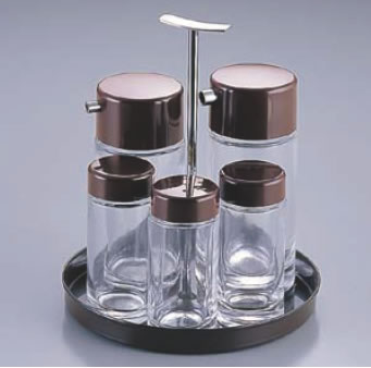 【寸法】φ134mm×高さ150mm 　　　　　（No.1564ソース入れ、No.1514正油入れ、No.1524塩入れ、No.1534コショー入れ、No.1554楊枝入れ） 　　　　　ベース（No.4515） 【材質】樹脂キャップ/本体ガラス製 店舗用識別コード：TKG-77-1876-2201 TKG-78-1932-2201