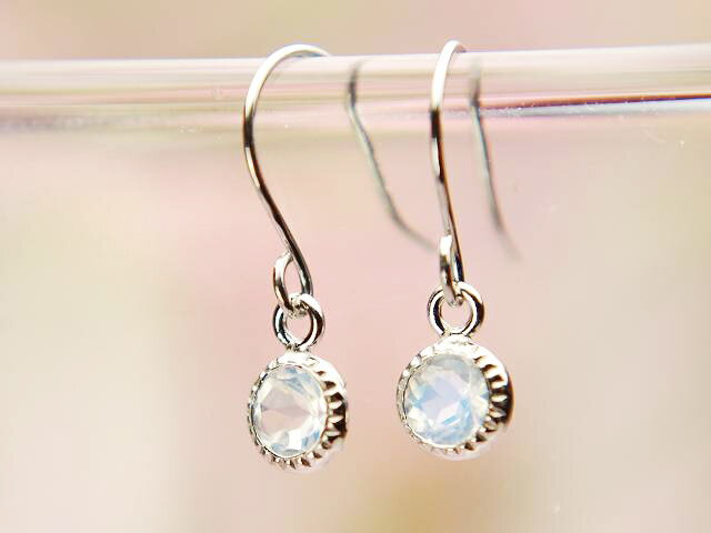 【エントリーでP10倍＆クーポン＆SS限定価格】K14WG天然ロイヤルブルームーンストーンミル打ちフックピアス【6月誕生石】