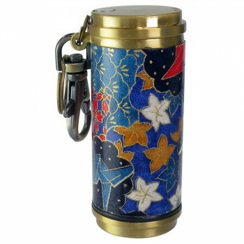 友弾和紙を装飾に貼りました。日本の可愛いが詰まったシリーズです。喫煙用途以外でもお使いいただけます。※和紙の特性上、水洗いは出来ません。※ツヤ出し加工を施してありますので、水拭き程度のお手入れは可能となっています。※柄の見え方は和紙の裁断に...