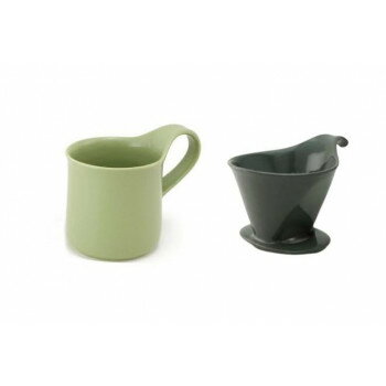 お手軽にドリップコーヒーを始められます。誰でも簡単に美味しいコーヒーを淹れられるので、プレゼントにもオススメです。※同色のセットでも焼成窯の違いで、多少の色の差がある場合があります。※全ての製品が均一ではない個体差も「やきもの」ならではの魅力としてお楽しみください。※ZEROJAPANのカラー製品は全て釉薬による優しい色合いを表現しているため、やきもの特有の自然な色幅があります。※商品のカラーはモニターの設定・発色などにより実際の商品と異なる場合があります。サイズドリッパー:W117×D152×H103mm、マグカップ:W130×D88×H108mm個装サイズ：14.6×12.3×20.5cm重量個装重量：730g素材・材質陶磁器仕様ドリッパートレイ付容量(マグカップ):300cc生産国日本※複数個ご購入の場合、別途送料が発生する場合がございます。※ラッピング・のし未対応です※送り先が北海道・沖縄・離島への配送は、追加送料をご請求となる可能性がございます。　その場合は当店にて注文確認後、別途追加送料のご連絡をさせていただきます。※在庫切れの場合、ご注文をキャンセルとさせて頂く場合がございます。　予めご了承ください。fk094igrjs