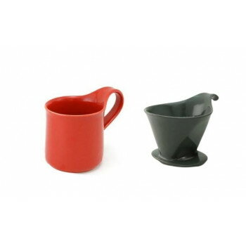 お手軽にドリップコーヒーを始められます。誰でも簡単に美味しいコーヒーを淹れられるので、プレゼントにもオススメです。※同色のセットでも焼成窯の違いで、多少の色の差がある場合があります。※全ての製品が均一ではない個体差も「やきもの」ならではの魅力としてお楽しみください。※ZEROJAPANのカラー製品は全て釉薬による優しい色合いを表現しているため、やきもの特有の自然な色幅があります。※商品のカラーはモニターの設定・発色などにより実際の商品と異なる場合があります。サイズドリッパー:W117×D152×H103mm、マグカップ:W130×D88×H108mm個装サイズ：14.6×12.3×20.5cm重量個装重量：730g素材・材質陶磁器仕様ドリッパートレイ付容量(マグカップ):300cc生産国日本※複数個ご購入の場合、別途送料が発生する場合がございます。※ラッピング・のし未対応です※送り先が北海道・沖縄・離島への配送は、追加送料をご請求となる可能性がございます。　その場合は当店にて注文確認後、別途追加送料のご連絡をさせていただきます。※在庫切れの場合、ご注文をキャンセルとさせて頂く場合がございます。　予めご了承ください。fk094igrjs