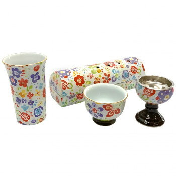 灯立と香炉が一緒になったあんぜん線香皿と、花立・仏器・茶湯器をセットにした有田焼4点セット(実質5具足)。サイズ線香皿:W170×D50×H50mm、花立:φ58×H90mm、茶湯器:φ60×H45mm、仏器:φ50×H60mm個装サイズ：95×32×32cm重量個装重量：800g素材・材質線香皿:磁器・真鍮など花立・茶湯器:磁器仏器:磁器・ステンレス仕様表面加工:釉薬セット内容線香皿、真鍮製ローソク立て、燃焼カーボンフェルト、ミニローソク(10本)、線香(31本)生産国日本メーカーより直送の為運送会社は指定できません※複数個ご購入の場合、別途送料が発生する場合がございます。※ラッピング・のし未対応です※送り先が北海道・沖縄・離島への配送は、追加送料をご請求となる可能性がございます。　その場合は当店にて注文確認後、別途追加送料のご連絡をさせていただきます。※在庫切れの場合、ご注文をキャンセルとさせて頂く場合がございます。　予めご了承ください。fk094igrjs