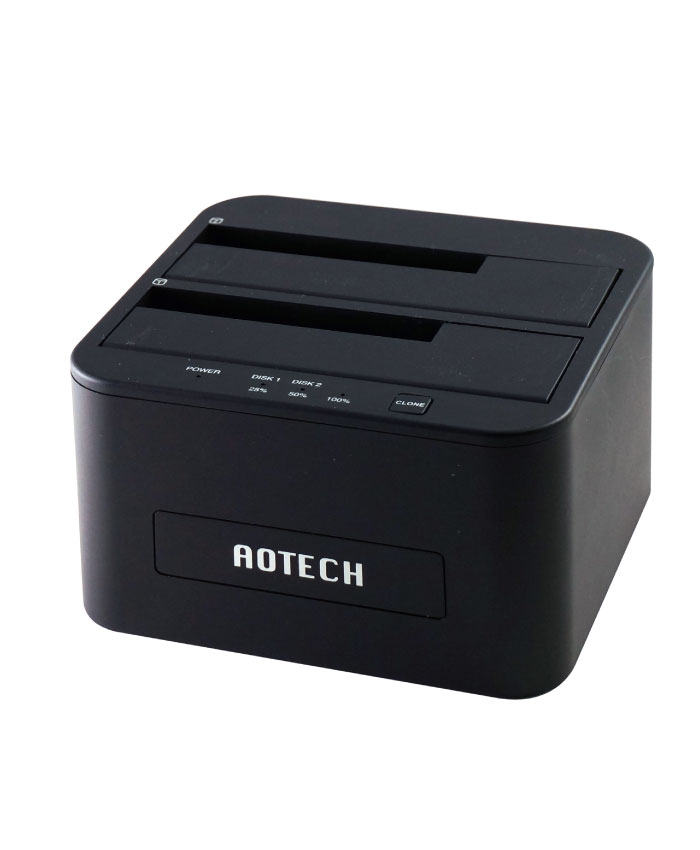 PC不要でボタンを押すだけ丸ごと複製！エラースキップ搭載クローンスタンド アオテック 2.5型/3.5型 SATA HDD/SSD クローンスタンド (AOK-CLONE-U3SB) パソコンを使わずにボタンひとつでHDD/SSDのデータを丸ごと複製（クローン）できる高機能スタンド「AOK-CLONE-U3SB」です。不良セクタを自動でスキップするエラー回避機能やディスクチェック機能を搭載し、安全かつ高速なドライブ引っ越しを実現。PC接続時はUSB3.2 Gen1（UASP対応）の外付けスタンドとして、最大48TB（24TB×2台）の大容量ストレージ管理にも活躍します。 PC不要！ボタンひとつで400MB/s超の高速丸ごとクローン スロット1にコピー元、スロット2にコピー先のドライブをセットしてボタンを押すだけの簡単操作。OSなどのシステム領域やパーティション情報も含めて丸ごとコピーできます。400MB/sを超える高速クローン転送により、HDDからSSDへの換装や大容量ドライブへのデータ移行を短時間で完了します。 エラースキップ＆SMARTディスクチェック機能搭載 クローン開始前にSMART情報を自動チェックしてドライブの状態を確認。さらに、コピー元に不良セクタが存在する場合でも処理をストップせず、不良箇所を飛び越えて強制的に複製を完了させる「エラースキップ機能」を搭載。劣化し始めたドライブからのデータ救出にも威力を発揮します。 最大48TB対応＆UASPモードによる高速外付けドライブ運用 付属のケーブルでパソコンに接続すれば、最大48TB（24TB×2台）対応の2ベイ外付けドライブとして使用可能。USB3.2 Gen1接続およびUASPモードに対応し、大容量の動画やバックアップデータもスムーズに高速転送できます。 省電力ECOモード ＆ 挿しやすいType-Cポート採用 PCの電源に連動してドライブを自動で回転・停止させる機能に加え、10分間アクセスがないと自動停止するスリープ機能を搭載。本体側には表裏どちらでも挿せるUSB Type-Cポートを採用し、ケーブルの抜き差しも快適です。 ※ ご購入前・ご使用時の注意事項 ※ 本製品は外箱（化粧箱）にいたみがある場合がございますが、商品内容物・動作には問題ございません。通常通りメーカー保証が適用されます。 クローン先のドライブ容量は、クローン元のドライブ容量と同等またはそれ以上である必要があります。 同容量のドライブ間でクローンを行う場合は、メーカーや型番による微小な容量差による失敗を防ぐため、同メーカー・同型番のドライブ使用を推奨します。 本製品にHDDおよびSSD本体は付属しておりません。別途ご用意ください。 製品仕様 型番 / JAN AOK-CLONE-U3SB / 4580438147899 対応ドライブ SATA接続の2.5インチSSD、2.5インチ / 3.5インチHDD（SATA I / II / III） 搭載可能台数 / 最大容量 2台 / 最大48TB（24TB × 2台） インターフェース USB3.2 Gen1 Type-C（最大5Gbps / UASP対応） PC接続ポート USB Type-A（付属ケーブル使用） クローン機能 PCレス丸ごとクローン（400MB/s超）、エラースキップ機能、SMARTディスクチェック機能 省電力機能 PC電源連動機能、自動スリープ機能（10分非アクセス時） 対応OS Windows 11 / 10、macOS（10.9以降） 本体寸法 / 重量 約 横153mm × 縦112mm × 高さ61mm（突起部除く） / 約 390g（本体のみ） 付属品 USB A to Type-Cケーブル、専用ACアダプタ（12V/3A） 保証期間 ご購入から12ヵ月間（メーカー保証） ※こちらの商品は化粧箱にいたみがありますが内容物には破損はございません。 ※通常通り、メーカー保証がついている商品となります。