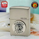 【ブランド】 ジッポー ZIPPO 【品　　名】 阪神タイガース 【種　　類】 オイルライター 【品　　番】 097298 【仕　　様】 NIいぶし＋メタル貼り、シリアルナンバー入り 【サ イ ズ】 高さ約55mm×幅約37mm×厚さ約13mm 重さ：約55g 【着火方式】 フリント（発火石） 【燃料タイプ】 オイル 【付 属 品】 ZIPPO社専用箱、ZIPPO社保証書 【消 耗 品（別売り）】 ウィック替え芯：2425 (1本/約10cm入り） フリン卜（発火石）：2406N(6個入リ） オイル小缶：3141J(133ml) オイル缶お徳用サイズ：OIL-335ML(355ml) 【商品説明】 2023年度最新デザインの阪神タイガースZIPPO！ 定番の200番シリーズに阪神タイガースのシンボルロゴをメタル貼りした ジッポーライター。高級感漂うベロア素材の専用ボックス付き。シリアルナンバーが刻印された限定生産200個の希少な逸品です。 ギフト プレゼント 母の日 父の日 敬老の日 誕生日 成人の日 ブライダル バレンタインデー ホワイトデー クリスマス 記念日 お中元 お歳暮 正月 先生 学生 上司 就職 栄転 送別 転勤 定年 退職 送別会 結婚祝い 内祝い 出産祝い 入園 入学 合格 卒園 卒業 昇進 開店 開業 新築 引っ越し 長寿 還暦 古希 高級 人気 万年筆 ボールペン シャーペン 筆記具 ライター パイプ 煙管 喫煙具 システム手帳 ペンケース カレンダー マフラー ネクタイピン 財布 ベルト 名入れ ラッピング のしYouStyle ユースタイル ポイントアップライター