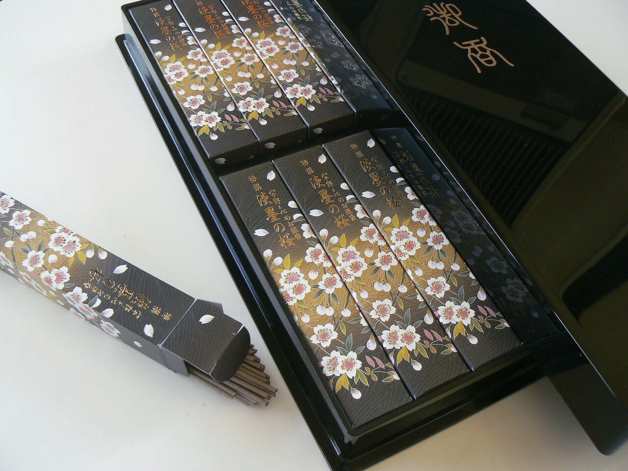 日本香堂 宇野千代のお線香 新特選淡墨の桜 薄墨の桜 塗箱短寸10把入 お線香 ギフト 贈答用 進物線香 法要 ご進物 お供え 御供 ご霊前 御霊前 御仏前 ご...