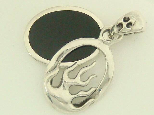 シルバー925 黒いプレートと炎の模様があしらわれた2重のペンダントトップ silver925 シルバーアクセサ..