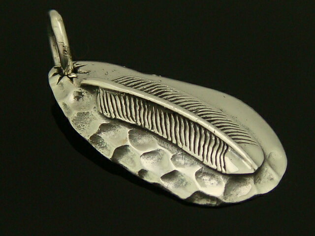 シルバー925 鷲の羽根が埋め込まれてるみたい インディアン silver925 シルバーアクセサリー ペンダン..