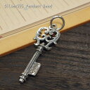 シルバー925 925SILVERの文字も刻まれた古い家のカギのような鍵のペンダントトップ silver925 シルバーアクセサリー シルバー製 ペンダントヘッド メンズ