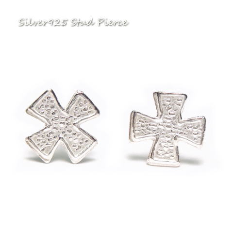 シルバーピアス 槌目模様のついたスクエアークロス十字架ピアス シルバー925 silver925 シルバーアクセサリー スタッドピアス レディースピアスのサムネイル