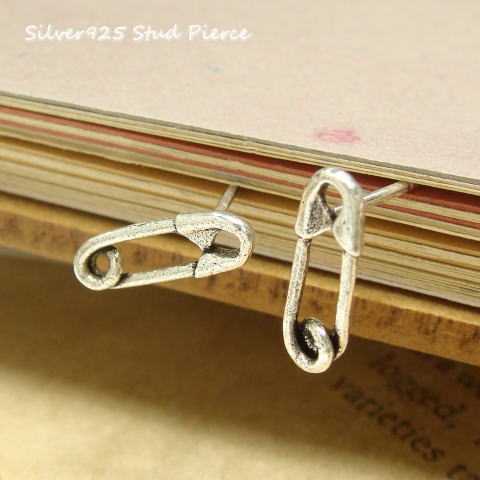 シルバーピアス 本物の安全ピン？と間違えてしまいそうな安全ピンのスタッドピアス シルバー925 silver925 シルバーアクセサリー 文房具 文具 おもしろ レディースピアスのサムネイル