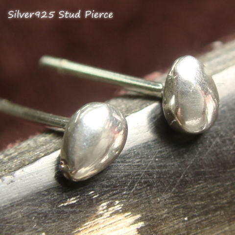 シルバーピアス ぷっくりしたタマゴの形のシンプルピアス シルバー925 silver925 シルバーアクセサリー 可愛い 卵型 たまご型 豆ピアス まめ マメ スタッドピアス レディースピアスのサムネイル