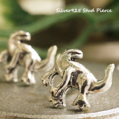 シルバーピアス 空に向かってガオーと吠えているかのような恐竜のピアス 動物 アニマル シルバー925 silver925 シルバーアクセサリー 可愛い 怪獣 ティラノサウルス スタッドピアス レディースピアスのサムネイル