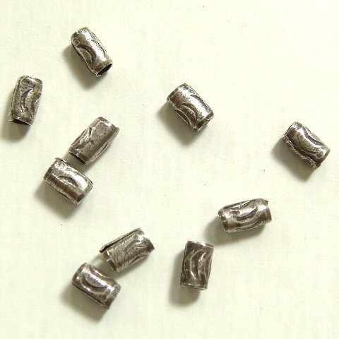 Rakuten - シルバーパーツ 10個で1セット 直径1.4mmタイプで小さく月のような模様が描かれた小さいシルバー925製の細長い筒型ビーズ10個セット ビーズ アクセサリー シルバー925 silver925 シルバーアクセサリー