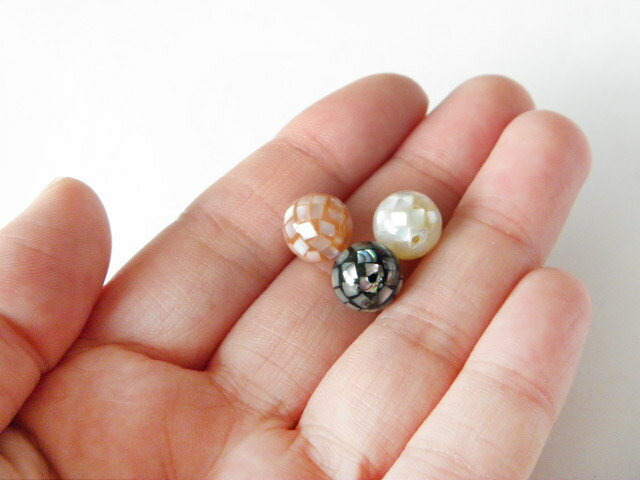 モザイクシェルのビーズ10mm 2個 マザーオブパール 和風 アクセサリー MOP-15 GreenRoseYumi