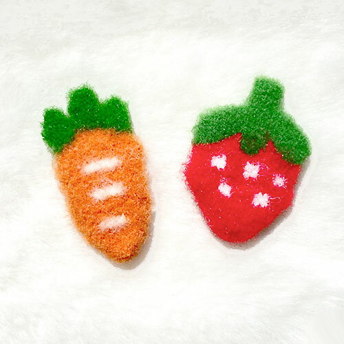 ふわふわ イチゴ ニンジン モチーフ 貼り付け パーツ アクセサリー 苺 いちご にんじん 食べ物 フード 果物 フルーツ 野菜 キッズ 子供 こども 保育園 幼稚園 4個 motif688 GreenRoseYumi