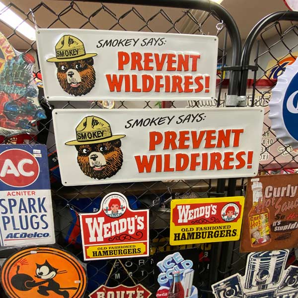 Rakuten - スモーキーベア エンボス看板 Lサイズ / メタルサイン SMOKEY BEAR アメリカン雑貨 ブリキ看板 壁掛け ガレージ インテリア USA