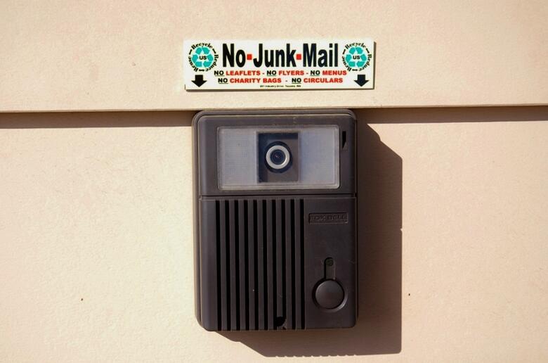 チラシを入れないで下さい！ 蓄光 TIN サイン ティンサイン ステッカー式　NO JUNK MAIL (US) アルミ製 光る玄関 投函抑止 いたずら防止 マンション ドア 夜光 貼り付け ノー ジャンク メール 手紙 警告 防犯 広告 フリーペーパー ポスト POST 郵便受け