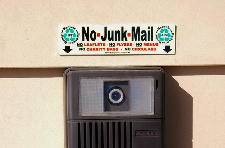 チラシを入れないで下さい！ 蓄光 TIN サイン ティンサイン ステッカー式　NO JUNK MAIL (US) アルミ製 光る玄関 投函抑止 いたずら防止 マンション ドア 夜光 貼り付け ノー ジャンク メール 手紙 警告 防犯 広告 フリーペーパー ポスト POST 郵便受け