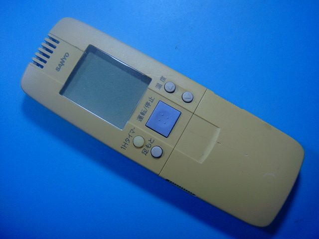 【商品情報】 メーカー:SANYO 型番：RCS-VR8C 付属品：本体（写真内の物ですべてになります） ※電池カバー、バッテリー、充電器、コード、ふた カバー、枠等の付属品は写真に写ってない場合付属しません。 【商品の状態に関して】 使用感、スレキズ、日焼け等あります。 【状態に関して】 ・割れ、さび、日焼け、変色等写真よりご判断下さい。 ・給湯器等の水回りリモコンの水垢汚れは写真よりご判断下さい。 ・配線ありの商品に関して、切り具合は、写真よりご判断下さい。 ・電池ケース内、その他にさびがある場合写真に掲載致します。 ・商品の色見はご利用のパソコンやモニターの環境により、 実物と多少異なる場合がございます、ご了承下さい。 【赤外線による動作確認ができる商品に関して】 赤外線による動作確認ができる商品は、全ボタン動作確認しております。 不具合がある場合は、上記の（商品の状態に関して）の欄に記載いたします。 赤外線による動作確認がとれる主なリモコンは下記になります。 家庭用エアコン、テレビ、レコーダー、オーディオ、照明などのリモコンです。 ※一部赤外線タイプではない商品がございます。その場合は動作未確認のため、 動作保証は、下記の給湯器などのリモコンと同じ扱いとなります。 【業務エアコン、給湯器、子機等に関して】 本体がない為動作確認は行っておりません。 万が一、不具合の額ご返金致します。(到着7日以内に限ります) ※取付前に必ず業者の方に動作確認をしてもらって下さい。 【充電器、バッテリー等がある商品に関して】 バッテリー、充電器、コード等写真に写ってる場合は付属します。 ※バッテリーは、消耗品の為、動作補償対象外になります。 使用可能か、寿命等も不明です。 【商品の清掃に関して】 できるだけ販売価格を抑えるため、全体的に簡易清掃になります。 商品に管理番号を貼り保管しているため、テープの粘着部が 残る場合がございます。ご了承ください。 【発送に関して】 全国一律送料無料（日本郵便） ※離島・一部地域でも追加送料はかかりません。 厚み3cm以内はクリックポストで発送致します 厚み3cm以上はレターパックで発送致します。 13時までのお支払いの場合、当日発送致します。 13時以降のお支払いの場合、翌日発送致します。 ※交通状況、天候、当社の都合等で変更になる場合があります。 もちろんその場合も送料無料です。 【不良品返金保証に関して】 商品説明に記載が無い破損、不具合がある場合ご返金致します。　　　 到着後7日間以内にメール又はお電話にてご連絡下さい。 お客様都合による返品・交換は受付けておりません。ご了承下さい。 【ストア情報】 会社名：オークショップ 電話番号：076-201-8087 免許情報：古物商許可証　第511070011425号/石川県公安委員会　