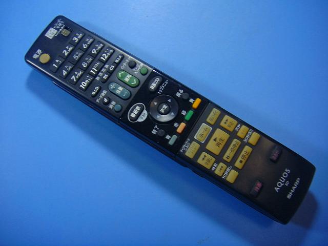 【商品情報】 メーカー：SHARP 型番：GA869PA 付属品：本体（写真内の物ですべてになります） ※電池カバー、バッテリー、充電器、コード、ふた カバー、枠等の付属品は写真に写ってない場合付属しません。 【商品の状態に関して】 使用感、スレキズ、日焼け、汚れ等あります。 【状態に関して】 ・割れ、さび、日焼け、変色等写真よりご判断下さい。 ・給湯器等の水回りリモコンの水垢汚れは写真よりご判断下さい。 ・配線ありの商品に関して、切り具合は、写真よりご判断下さい。 ・電池ケース内、その他にさびがある場合写真に掲載致します。 ・商品の色見はご利用のパソコンやモニターの環境により、 実物と多少異なる場合がございます、ご了承下さい。 【赤外線による動作確認ができる商品に関して】 赤外線による動作確認ができる商品は、下記以外の全ボタン動作確認しております。 時刻合わせ、タイマー設定ボタンは動作確認をしていない為、動作保証対象外となります。 不具合がある場合は、上記の（商品の状態に関して）の欄に記載いたします。 赤外線による動作確認がとれる主なリモコンは下記になります。 家庭用エアコン、テレビ、レコーダー、オーディオ、照明などのリモコンです。 ※一部赤外線タイプではない商品がございます。その場合は動作未確認のため、 動作保証は、下記の給湯器などのリモコンと同じ扱いとなります。 【業務エアコン、給湯器、子機等に関して】 本体がない為動作確認は行っておりません。 万が一、不具合の額ご返金致します。(到着7日以内に限ります) ※取付前に必ず業者の方に動作確認をしてもらって下さい。 【充電器、バッテリー等がある商品に関して】 バッテリー、充電器、コード等写真に写ってる場合は付属します。 ※バッテリーは、消耗品の為、動作補償対象外になります。 使用可能か、寿命等も不明です。 【商品の清掃に関して】 できるだけ販売価格を抑えるため、全体的に簡易清掃になります。 商品に管理番号を貼り保管しているため、テープの粘着部が 残る場合がございます。上記、ご了承ください。 【発送に関して】 全国一律送料無料（日本郵便） ※離島・一部地域でも追加送料はかかりません。 厚み3cm以内はクリックポストで発送致します 厚み3cm以上はレターパックで発送致します。 13時までのお支払いの場合、当日発送致します。 13時以降のお支払いの場合、翌日発送致します。 ※交通状況、天候、当社の都合等で変更になる場合があります。 もちろんその場合も送料無料です。 【不良品返金保証に関して】 商品説明に記載が無い破損、不具合がある場合ご返金致します。　　　 到着後7日間以内にメール又はお電話にてご連絡下さい。 お客様都合による返品・交換は受付けておりません。ご了承下さい。 【ストア情報】 会社名：オークショップ 電話番号：076-201-8087 免許情報：古物商許可証　第511070011425号/石川県公安委員会　