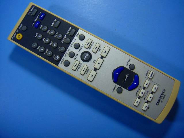 【商品情報】 メーカー：オンキョー ONKYO 型番：RC-662S 付属品：本体（写真内の物ですべてになります） ※電池カバー、バッテリー、充電器、コード、ふた カバー、枠等の付属品は写真に写ってない場合付属しません。 【商品の状態に関して】 使用感、スレキズ、日焼け、汚れ等あります。 【状態に関して】 ・割れ、さび、日焼け、変色等写真よりご判断下さい。 ・給湯器等の水回りリモコンの水垢汚れは写真よりご判断下さい。 ・配線ありの商品に関して、切り具合は、写真よりご判断下さい。 ・電池ケース内、その他にさびがある場合写真に掲載致します。 ・商品の色見はご利用のパソコンやモニターの環境により、 実物と多少異なる場合がございます、ご了承下さい。 【赤外線による動作確認ができる商品に関して】 赤外線による動作確認ができる商品は、下記以外の全ボタン動作確認しております。 時刻合わせ、タイマー設定ボタンは動作確認をしていない為、動作保証対象外となります。 不具合がある場合は、上記の（商品の状態に関して）の欄に記載いたします。 赤外線による動作確認がとれる主なリモコンは下記になります。 家庭用エアコン、テレビ、レコーダー、オーディオ、照明などのリモコンです。 ※一部赤外線タイプではない商品がございます。その場合は動作未確認のため、 動作保証は、下記の給湯器などのリモコンと同じ扱いとなります。 【業務エアコン、給湯器、子機等に関して】 本体がない為動作確認は行っておりません。 万が一、不具合の額ご返金致します。(到着7日以内に限ります) ※取付前に必ず業者の方に動作確認をしてもらって下さい。 【充電器、バッテリー等がある商品に関して】 バッテリー、充電器、コード等写真に写ってる場合は付属します。 ※バッテリーは、消耗品の為、動作補償対象外になります。 使用可能か、寿命等も不明です。 【商品の清掃に関して】 できるだけ販売価格を抑えるため、全体的に簡易清掃になります。 商品に管理番号を貼り保管しているため、テープの粘着部が 残る場合がございます。上記、ご了承ください。 【発送に関して】 全国一律送料無料（日本郵便） ※離島・一部地域でも追加送料はかかりません。 厚み3cm以内はクリックポストで発送致します 厚み3cm以上はレターパックで発送致します。 13時までのお支払いの場合、当日発送致します。 13時以降のお支払いの場合、翌日発送致します。 ※交通状況、天候、当社の都合等で変更になる場合があります。 もちろんその場合も送料無料です。 【不良品返金保証に関して】 商品説明に記載が無い破損、不具合がある場合ご返金致します。　　　 到着後7日間以内にメール又はお電話にてご連絡下さい。 お客様都合による返品・交換は受付けておりません。ご了承下さい。 【ストア情報】 会社名：オークショップ 電話番号：076-201-8087 免許情報：古物商許可証　第511070011425号/石川県公安委員会　