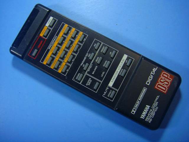 【商品情報】 メーカー：ヤマハ 型番：RS-DSP100 付属品：本体（写真内の物ですべてになります） ※電池カバー、バッテリー、充電器、コード、ふた カバー、枠等の付属品は写真に写ってない場合付属しません。 【商品の状態に関して】 使用感、スレキズ、日焼け等あります。 【状態に関して】 ・割れ、さび、日焼け、変色等写真よりご判断下さい。 ・給湯器等の水回りリモコンの水垢汚れは写真よりご判断下さい。 ・配線ありの商品に関して、切り具合は、写真よりご判断下さい。 ・電池ケース内、その他にさびがある場合写真に掲載致します。 ・商品の色見はご利用のパソコンやモニターの環境により、 実物と多少異なる場合がございます、ご了承下さい。 【赤外線による動作確認ができる商品に関して】 赤外線による動作確認ができる商品は、全ボタン動作確認しております。 不具合がある場合は、上記の（商品の状態に関して）の欄に記載いたします。 赤外線による動作確認がとれる主なリモコンは下記になります。 家庭用エアコン、テレビ、レコーダー、オーディオ、照明などのリモコンです。 ※一部赤外線タイプではない商品がございます。その場合は動作未確認のため、 動作保証は、下記の給湯器などのリモコンと同じ扱いとなります。 【業務エアコン、給湯器、子機等に関して】 本体がない為動作確認は行っておりません。 万が一、不具合の額ご返金致します。(到着7日以内に限ります) ※取付前に必ず業者の方に動作確認をしてもらって下さい。 【充電器、バッテリー等がある商品に関して】 バッテリー、充電器、コード等写真に写ってる場合は付属します。 ※バッテリーは、消耗品の為、動作補償対象外になります。 使用可能か、寿命等も不明です。 【商品の清掃に関して】 できるだけ販売価格を抑えるため、全体的に簡易清掃になります。 商品に管理番号を貼り保管しているため、テープの粘着部が 残る場合がございます。上記、ご了承ください。 【発送に関して】 全国一律送料無料（日本郵便） ※離島・一部地域でも追加送料はかかりません。 厚み3cm以内はクリックポストで発送致します 厚み3cm以上はレターパックで発送致します。 13時までのお支払いの場合、当日発送致します。 13時以降のお支払いの場合、翌日発送致します。 ※交通状況、天候、当社の都合等で変更になる場合があります。 もちろんその場合も送料無料です。 【不良品返金保証に関して】 商品説明に記載が無い破損、不具合がある場合ご返金致します。　　　 到着後7日間以内にメール又はお電話にてご連絡下さい。 お客様都合による返品・交換は受付けておりません。ご了承下さい。 【ストア情報】 会社名：オークショップ 電話番号：076-201-8087 免許情報：古物商許可証　第511070011425号/石川県公安委員会　