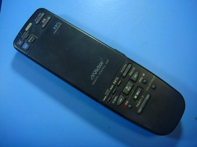 【商品情報】 メーカー：ビクター 型番：HR-V1 付属品：本体（写真内の物ですべてになります） ※電池カバー、バッテリー、充電器、コード、ふた カバー、枠等の付属品は写真に写ってない場合付属しません。 【商品の状態に関して】 使用感、スレキズ、日焼け、汚れ等あります。 【状態に関して】 ・割れ、さび、日焼け、変色等写真よりご判断下さい。 ・給湯器等の水回りリモコンの水垢汚れは写真よりご判断下さい。 ・配線ありの商品に関して、切り具合は、写真よりご判断下さい。 ・電池ケース内、その他にさびがある場合写真に掲載致します。 ・商品の色見はご利用のパソコンやモニターの環境により、 実物と多少異なる場合がございます、ご了承下さい。 【赤外線による動作確認ができる商品に関して】 赤外線による動作確認ができる商品は、下記以外の全ボタン動作確認しております。 時刻合わせ、タイマー設定ボタンは動作確認をしていない為、動作保証対象外となります。 不具合がある場合は、上記の（商品の状態に関して）の欄に記載いたします。 赤外線による動作確認がとれる主なリモコンは下記になります。 家庭用エアコン、テレビ、レコーダー、オーディオ、照明などのリモコンです。 ※一部赤外線タイプではない商品がございます。その場合は動作未確認のため、 動作保証は、下記の給湯器などのリモコンと同じ扱いとなります。 【業務エアコン、給湯器、子機等に関して】 本体がない為動作確認は行っておりません。 万が一、不具合の額ご返金致します。(到着7日以内に限ります) ※取付前に必ず業者の方に動作確認をしてもらって下さい。 【充電器、バッテリー等がある商品に関して】 バッテリー、充電器、コード等写真に写ってる場合は付属します。 ※バッテリーは、消耗品の為、動作補償対象外になります。 使用可能か、寿命等も不明です。 【商品の清掃に関して】 できるだけ販売価格を抑えるため、全体的に簡易清掃になります。 商品に管理番号を貼り保管しているため、テープの粘着部が 残る場合がございます。上記、ご了承ください。 【発送に関して】 全国一律送料無料（日本郵便） ※離島・一部地域でも追加送料はかかりません。 厚み3cm以内はクリックポストで発送致します 厚み3cm以上はレターパックで発送致します。 13時までのお支払いの場合、当日発送致します。 13時以降のお支払いの場合、翌日発送致します。 ※交通状況、天候、当社の都合等で変更になる場合があります。 もちろんその場合も送料無料です。 【不良品返金保証に関して】 商品説明に記載が無い破損、不具合がある場合ご返金致します。　　　 到着後7日間以内にメール又はお電話にてご連絡下さい。 お客様都合による返品・交換は受付けておりません。ご了承下さい。 【ストア情報】 会社名：オークショップ 電話番号：076-201-8087 免許情報：古物商許可証　第511070011425号/石川県公安委員会　