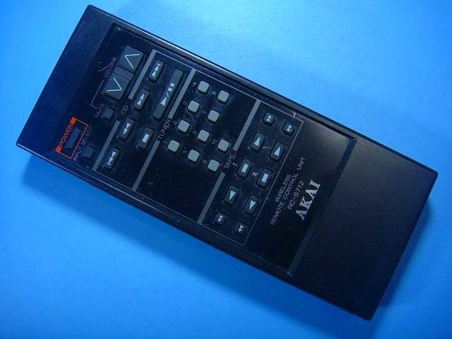 【商品情報】 メーカー：AKAI 型番:RC-S712 付属品：本体（写真内の物ですべてになります） ※電池カバー、バッテリー、充電器、コード、ふた カバー、枠等の付属品は写真に写ってない場合付属しません。 【商品の状態に関して】 使用感、スレキズ、日焼け、汚れ等あります。 電池カバー爪割れていて外れます 【状態に関して】 ・割れ、さび、日焼け、変色等写真よりご判断下さい。 ・給湯器等の水回りリモコンの水垢汚れは写真よりご判断下さい。 ・配線ありの商品に関して、切り具合は、写真よりご判断下さい。 ・電池ケース内、その他にさびがある場合写真に掲載致します。 ・商品の色見はご利用のパソコンやモニターの環境により、 実物と多少異なる場合がございます、ご了承下さい。 【赤外線による動作確認ができる商品に関して】 赤外線による動作確認ができる商品は、下記以外の全ボタン動作確認しております。 時刻合わせ、タイマー設定ボタンは動作確認をしていない為、動作保証対象外となります。 不具合がある場合は、上記の（商品の状態に関して）の欄に記載いたします。 赤外線による動作確認がとれる主なリモコンは下記になります。 家庭用エアコン、テレビ、レコーダー、オーディオ、照明などのリモコンです。 ※一部赤外線タイプではない商品がございます。その場合は動作未確認のため、 動作保証は、下記の給湯器などのリモコンと同じ扱いとなります。 【業務エアコン、給湯器、子機等に関して】 本体がない為動作確認は行っておりません。 万が一、不具合の額ご返金致します。(到着7日以内に限ります) ※取付前に必ず業者の方に動作確認をしてもらって下さい。 【充電器、バッテリー等がある商品に関して】 バッテリー、充電器、コード等写真に写ってる場合は付属します。 ※バッテリーは、消耗品の為、動作補償対象外になります。 使用可能か、寿命等も不明です。 【商品の清掃に関して】 できるだけ販売価格を抑えるため、全体的に簡易清掃になります。 商品に管理番号を貼り保管しているため、テープの粘着部が 残る場合がございます。上記、ご了承ください。 【発送に関して】 全国一律送料無料（日本郵便） ※離島・一部地域でも追加送料はかかりません。 厚み3cm以内はクリックポストで発送致します 厚み3cm以上はレターパックで発送致します。 13時までのお支払いの場合、当日発送致します。 13時以降のお支払いの場合、翌日発送致します。 ※交通状況、天候、当社の都合等で変更になる場合があります。 もちろんその場合も送料無料です。 【不良品返金保証に関して】 商品説明に記載が無い破損、不具合がある場合ご返金致します。　　　 到着後7日間以内にメール又はお電話にてご連絡下さい。 お客様都合による返品・交換は受付けておりません。ご了承下さい。 【ストア情報】 会社名：オークショップ 電話番号：076-201-8087 免許情報：古物商許可証　第511070011425号/石川県公安委員会　