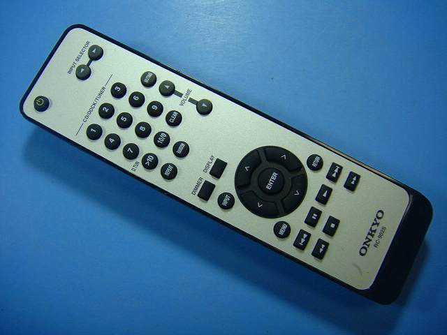 【商品情報】 メーカー：オンキョー ONKYO 型番：RC-902S 付属品：本体（写真内の物ですべてになります） ※電池カバー、バッテリー、充電器、コード、ふた カバー、枠等の付属品は写真に写ってない場合付属しません。 【商品の状態に関して】 使用感、スレキズ、日焼け、汚れ等あります。 【状態に関して】 ・割れ、さび、日焼け、変色等写真よりご判断下さい。 ・給湯器等の水回りリモコンの水垢汚れは写真よりご判断下さい。 ・配線ありの商品に関して、切り具合は、写真よりご判断下さい。 ・電池ケース内、その他にさびがある場合写真に掲載致します。 ・商品の色見はご利用のパソコンやモニターの環境により、 実物と多少異なる場合がございます、ご了承下さい。 【赤外線による動作確認ができる商品に関して】 赤外線による動作確認ができる商品は、下記以外の全ボタン動作確認しております。 時刻合わせ、タイマー設定ボタンは動作確認をしていない為、動作保証対象外となります。 不具合がある場合は、上記の（商品の状態に関して）の欄に記載いたします。 赤外線による動作確認がとれる主なリモコンは下記になります。 家庭用エアコン、テレビ、レコーダー、オーディオ、照明などのリモコンです。 ※一部赤外線タイプではない商品がございます。その場合は動作未確認のため、 動作保証は、下記の給湯器などのリモコンと同じ扱いとなります。 【業務エアコン、給湯器、子機等に関して】 本体がない為動作確認は行っておりません。 万が一、不具合の額ご返金致します。(到着7日以内に限ります) ※取付前に必ず業者の方に動作確認をしてもらって下さい。 【充電器、バッテリー等がある商品に関して】 バッテリー、充電器、コード等写真に写ってる場合は付属します。 ※バッテリーは、消耗品の為、動作補償対象外になります。 使用可能か、寿命等も不明です。 【商品の清掃に関して】 できるだけ販売価格を抑えるため、全体的に簡易清掃になります。 商品に管理番号を貼り保管しているため、テープの粘着部が 残る場合がございます。上記、ご了承ください。 【発送に関して】 全国一律送料無料（日本郵便） ※離島・一部地域でも追加送料はかかりません。 厚み3cm以内はクリックポストで発送致します 厚み3cm以上はレターパックで発送致します。 13時までのお支払いの場合、当日発送致します。 13時以降のお支払いの場合、翌日発送致します。 ※交通状況、天候、当社の都合等で変更になる場合があります。 もちろんその場合も送料無料です。 【不良品返金保証に関して】 商品説明に記載が無い破損、不具合がある場合ご返金致します。　　　 到着後7日間以内にメール又はお電話にてご連絡下さい。 お客様都合による返品・交換は受付けておりません。ご了承下さい。 【ストア情報】 会社名：オークショップ 電話番号：076-201-8087 免許情報：古物商許可証　第511070011425号/石川県公安委員会　