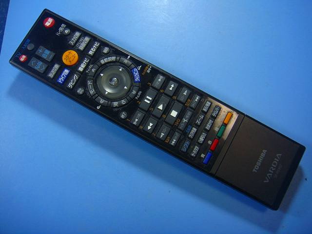 【商品情報】 メーカー：東芝 型番：SE-R0352 付属品：本体（写真内の物ですべてになります） ※電池カバー、バッテリー、充電器、コード、ふた カバー、枠等の付属品は写真に写ってない場合付属しません。 【商品の状態に関して】 使用感、スレキズ、日焼け、汚れ等あります。 【状態に関して】 ・割れ、さび、日焼け、変色等写真よりご判断下さい。 ・給湯器等の水回りリモコンの水垢汚れは写真よりご判断下さい。 ・配線ありの商品に関して、切り具合は、写真よりご判断下さい。 ・電池ケース内、その他にさびがある場合写真に掲載致します。 ・商品の色見はご利用のパソコンやモニターの環境により、 実物と多少異なる場合がございます、ご了承下さい。 【赤外線による動作確認ができる商品に関して】 赤外線による動作確認ができる商品は、下記以外の全ボタン動作確認しております。 時刻合わせ、タイマー設定ボタンは動作確認をしていない為、動作保証対象外となります。 不具合がある場合は、上記の（商品の状態に関して）の欄に記載いたします。 赤外線による動作確認がとれる主なリモコンは下記になります。 家庭用エアコン、テレビ、レコーダー、オーディオ、照明などのリモコンです。 ※一部赤外線タイプではない商品がございます。その場合は動作未確認のため、 動作保証は、下記の給湯器などのリモコンと同じ扱いとなります。 【業務エアコン、給湯器、子機等に関して】 本体がない為動作確認は行っておりません。 万が一、不具合の額ご返金致します。(到着7日以内に限ります) ※取付前に必ず業者の方に動作確認をしてもらって下さい。 【充電器、バッテリー等がある商品に関して】 バッテリー、充電器、コード等写真に写ってる場合は付属します。 ※バッテリーは、消耗品の為、動作補償対象外になります。 使用可能か、寿命等も不明です。 【商品の清掃に関して】 できるだけ販売価格を抑えるため、全体的に簡易清掃になります。 商品に管理番号を貼り保管しているため、テープの粘着部が 残る場合がございます。上記、ご了承ください。 【発送に関して】 全国一律送料無料（日本郵便） ※離島・一部地域でも追加送料はかかりません。 厚み3cm以内はクリックポストで発送致します 厚み3cm以上はレターパックで発送致します。 13時までのお支払いの場合、当日発送致します。 13時以降のお支払いの場合、翌日発送致します。 ※交通状況、天候、当社の都合等で変更になる場合があります。 もちろんその場合も送料無料です。 【不良品返金保証に関して】 商品説明に記載が無い破損、不具合がある場合ご返金致します。　　　 到着後7日間以内にメール又はお電話にてご連絡下さい。 お客様都合による返品・交換は受付けておりません。ご了承下さい。 【ストア情報】 会社名：オークショップ 電話番号：076-201-8087 免許情報：古物商許可証　第511070011425号/石川県公安委員会　