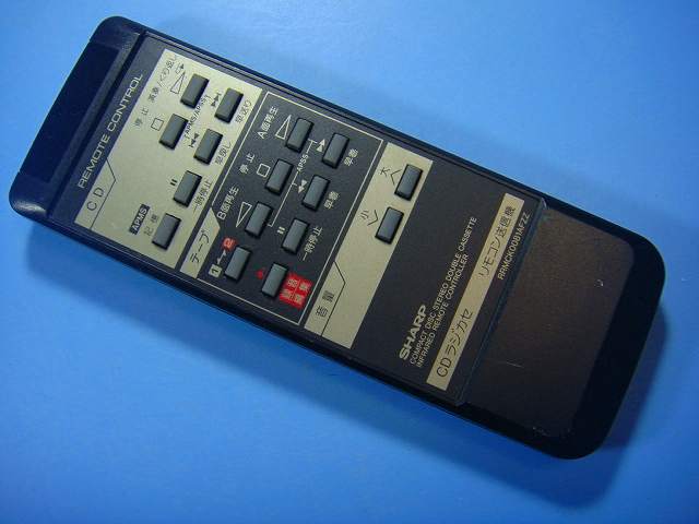 【商品情報】 メーカー：SHARP 型番：RRMCK0081AFZZ 付属品：本体（写真内の物ですべてになります） ※電池カバー、バッテリー、充電器、コード、ふた カバー、枠等の付属品は写真に写ってない場合付属しません。 【商品の状態に関して】 使用感、スレキズ、日焼け、汚れ等あります。 赤外線による動作確認OKでした 【状態に関して】 ・割れ、さび、日焼け、変色等写真よりご判断下さい。 ・給湯器等の水回りリモコンの水垢汚れは写真よりご判断下さい。 ・配線ありの商品に関して、切り具合は、写真よりご判断下さい。 ・電池ケース内、その他にさびがある場合写真に掲載致します。 ・商品の色見はご利用のパソコンやモニターの環境により、 実物と多少異なる場合がございます、ご了承下さい。 【赤外線による動作確認ができる商品に関して】 赤外線による動作確認ができる商品は、下記以外の全ボタン動作確認しております。 時刻合わせ、タイマー設定ボタンは動作確認をしていない為、動作保証対象外となります。 不具合がある場合は、上記の（商品の状態に関して）の欄に記載いたします。 赤外線による動作確認がとれる主なリモコンは下記になります。 家庭用エアコン、テレビ、レコーダー、オーディオ、照明などのリモコンです。 ※一部赤外線タイプではない商品がございます。その場合は動作未確認のため、 動作保証は、下記の給湯器などのリモコンと同じ扱いとなります。 【業務エアコン、給湯器、子機等に関して】 本体がない為動作確認は行っておりません。 万が一、不具合の額ご返金致します。(到着7日以内に限ります) ※取付前に必ず業者の方に動作確認をしてもらって下さい。 【充電器、バッテリー等がある商品に関して】 バッテリー、充電器、コード等写真に写ってる場合は付属します。 ※バッテリーは、消耗品の為、動作補償対象外になります。 使用可能か、寿命等も不明です。 【商品の清掃に関して】 できるだけ販売価格を抑えるため、全体的に簡易清掃になります。 商品に管理番号を貼り保管しているため、テープの粘着部が 残る場合がございます。上記、ご了承ください。 【発送に関して】 全国一律送料無料（日本郵便） ※離島・一部地域でも追加送料はかかりません。 厚み3cm以内はクリックポストで発送致します 厚み3cm以上はレターパックで発送致します。 13時までのお支払いの場合、当日発送致します。 13時以降のお支払いの場合、翌日発送致します。 ※交通状況、天候、当社の都合等で変更になる場合があります。 もちろんその場合も送料無料です。 【不良品返金保証に関して】 商品説明に記載が無い破損、不具合がある場合ご返金致します。　　　 到着後7日間以内にメール又はお電話にてご連絡下さい。 お客様都合による返品・交換は受付けておりません。ご了承下さい。 【ストア情報】 会社名：オークショップ 電話番号：076-201-8087 免許情報：古物商許可証　第511070011425号/石川県公安委員会　