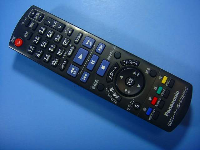 【商品情報】 メーカー：Panasonic 型番：N2QAKB000084 付属品：本体（写真内の物ですべてになります） ※電池カバー、バッテリー、充電器、コード、ふた カバー、枠等の付属品は写真に写ってない場合付属しません。 【商品の状態に関して】 使用感、スレキズ、日焼け、汚れ等あります。 赤外線による動作確認OKでした 【状態に関して】 ・割れ、さび、日焼け、変色等写真よりご判断下さい。 ・給湯器等の水回りリモコンの水垢汚れは写真よりご判断下さい。 ・配線ありの商品に関して、切り具合は、写真よりご判断下さい。 ・電池ケース内、その他にさびがある場合写真に掲載致します。 ・商品の色見はご利用のパソコンやモニターの環境により、 実物と多少異なる場合がございます、ご了承下さい。 【赤外線による動作確認ができる商品に関して】 赤外線による動作確認ができる商品は、下記以外の全ボタン動作確認しております。 時刻合わせ、タイマー設定ボタンは動作確認をしていない為、動作保証対象外となります。 不具合がある場合は、上記の（商品の状態に関して）の欄に記載いたします。 赤外線による動作確認がとれる主なリモコンは下記になります。 家庭用エアコン、テレビ、レコーダー、オーディオ、照明などのリモコンです。 ※一部赤外線タイプではない商品がございます。その場合は動作未確認のため、 動作保証は、下記の給湯器などのリモコンと同じ扱いとなります。 【業務エアコン、給湯器、子機等に関して】 本体がない為動作確認は行っておりません。 万が一、不具合の額ご返金致します。(到着7日以内に限ります) ※取付前に必ず業者の方に動作確認をしてもらって下さい。 【充電器、バッテリー等がある商品に関して】 バッテリー、充電器、コード等写真に写ってる場合は付属します。 ※バッテリーは、消耗品の為、動作補償対象外になります。 使用可能か、寿命等も不明です。 【商品の清掃に関して】 できるだけ販売価格を抑えるため、全体的に簡易清掃になります。 商品に管理番号を貼り保管しているため、テープの粘着部が 残る場合がございます。上記、ご了承ください。 【発送に関して】 全国一律送料無料（日本郵便） ※離島・一部地域でも追加送料はかかりません。 厚み3cm以内はクリックポストで発送致します 厚み3cm以上はレターパックで発送致します。 13時までのお支払いの場合、当日発送致します。 13時以降のお支払いの場合、翌日発送致します。 ※交通状況、天候、当社の都合等で変更になる場合があります。 もちろんその場合も送料無料です。 【不良品返金保証に関して】 商品説明に記載が無い破損、不具合がある場合ご返金致します。　　　 到着後7日間以内にメール又はお電話にてご連絡下さい。 お客様都合による返品・交換は受付けておりません。ご了承下さい。 【ストア情報】 会社名：オークショップ 電話番号：076-201-8087 免許情報：古物商許可証　第511070011425号/石川県公安委員会　