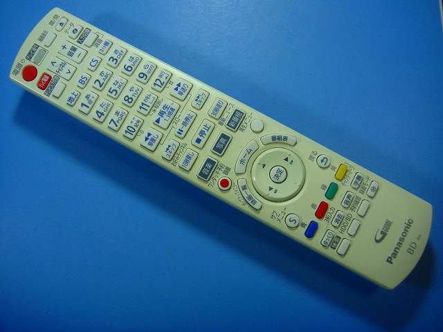 【商品情報】 メーカー：Panasonic 型番：N2QAYB001219 付属品：本体（写真内の物ですべてになります） ※電池カバー、バッテリー、充電器、コード、ふた カバー、枠等の付属品は写真に写ってない場合付属しません。 【商品の状態に関して】 使用感、スレキズ、日焼け、汚れ等あります。 赤外線による動作確認OKでした 【状態に関して】 ・割れ、さび、日焼け、変色等写真よりご判断下さい。 ・給湯器等の水回りリモコンの水垢汚れは写真よりご判断下さい。 ・配線ありの商品に関して、切り具合は、写真よりご判断下さい。 ・電池ケース内、その他にさびがある場合写真に掲載致します。 ・商品の色見はご利用のパソコンやモニターの環境により、 実物と多少異なる場合がございます、ご了承下さい。 【赤外線による動作確認ができる商品に関して】 赤外線による動作確認ができる商品は、下記以外の全ボタン動作確認しております。 時刻合わせ、タイマー設定ボタンは動作確認をしていない為、動作保証対象外となります。 不具合がある場合は、上記の（商品の状態に関して）の欄に記載いたします。 赤外線による動作確認がとれる主なリモコンは下記になります。 家庭用エアコン、テレビ、レコーダー、オーディオ、照明などのリモコンです。 ※一部赤外線タイプではない商品がございます。その場合は動作未確認のため、 動作保証は、下記の給湯器などのリモコンと同じ扱いとなります。 【業務エアコン、給湯器、子機等に関して】 本体がない為動作確認は行っておりません。 万が一、不具合の額ご返金致します。(到着7日以内に限ります) ※取付前に必ず業者の方に動作確認をしてもらって下さい。 【充電器、バッテリー等がある商品に関して】 バッテリー、充電器、コード等写真に写ってる場合は付属します。 ※バッテリーは、消耗品の為、動作補償対象外になります。 使用可能か、寿命等も不明です。 【商品の清掃に関して】 できるだけ販売価格を抑えるため、全体的に簡易清掃になります。 商品に管理番号を貼り保管しているため、テープの粘着部が 残る場合がございます。上記、ご了承ください。 【発送に関して】 全国一律送料無料（日本郵便） ※離島・一部地域でも追加送料はかかりません。 厚み3cm以内はクリックポストで発送致します 厚み3cm以上はレターパックで発送致します。 13時までのお支払いの場合、当日発送致します。 13時以降のお支払いの場合、翌日発送致します。 ※交通状況、天候、当社の都合等で変更になる場合があります。 もちろんその場合も送料無料です。 【不良品返金保証に関して】 商品説明に記載が無い破損、不具合がある場合ご返金致します。　　　 到着後7日間以内にメール又はお電話にてご連絡下さい。 お客様都合による返品・交換は受付けておりません。ご了承下さい。 【ストア情報】 会社名：オークショップ 電話番号：076-201-8087 免許情報：古物商許可証　第511070011425号/石川県公安委員会　