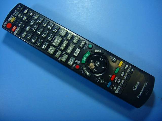 【商品情報】 メーカー：Panasonic 型番：N2QAYB000993 付属品：本体（写真内の物ですべてになります） ※電池カバー、バッテリー、充電器、コード、ふた カバー、枠等の付属品は写真に写ってない場合付属しません。 【商品の状態に関して】 使用感、スレキズ、日焼け、汚れ等あります。 赤外線による動作確認OKでした 【状態に関して】 ・割れ、さび、日焼け、変色等写真よりご判断下さい。 ・給湯器等の水回りリモコンの水垢汚れは写真よりご判断下さい。 ・配線ありの商品に関して、切り具合は、写真よりご判断下さい。 ・電池ケース内、その他にさびがある場合写真に掲載致します。 ・商品の色見はご利用のパソコンやモニターの環境により、 実物と多少異なる場合がございます、ご了承下さい。 【赤外線による動作確認ができる商品に関して】 赤外線による動作確認ができる商品は、下記以外の全ボタン動作確認しております。 時刻合わせ、タイマー設定ボタンは動作確認をしていない為、動作保証対象外となります。 不具合がある場合は、上記の（商品の状態に関して）の欄に記載いたします。 赤外線による動作確認がとれる主なリモコンは下記になります。 家庭用エアコン、テレビ、レコーダー、オーディオ、照明などのリモコンです。 ※一部赤外線タイプではない商品がございます。その場合は動作未確認のため、 動作保証は、下記の給湯器などのリモコンと同じ扱いとなります。 【業務エアコン、給湯器、子機等に関して】 本体がない為動作確認は行っておりません。 万が一、不具合の額ご返金致します。(到着7日以内に限ります) ※取付前に必ず業者の方に動作確認をしてもらって下さい。 【充電器、バッテリー等がある商品に関して】 バッテリー、充電器、コード等写真に写ってる場合は付属します。 ※バッテリーは、消耗品の為、動作補償対象外になります。 使用可能か、寿命等も不明です。 【商品の清掃に関して】 できるだけ販売価格を抑えるため、全体的に簡易清掃になります。 商品に管理番号を貼り保管しているため、テープの粘着部が 残る場合がございます。上記、ご了承ください。 【発送に関して】 全国一律送料無料（日本郵便） ※離島・一部地域でも追加送料はかかりません。 厚み3cm以内はクリックポストで発送致します 厚み3cm以上はレターパックで発送致します。 13時までのお支払いの場合、当日発送致します。 13時以降のお支払いの場合、翌日発送致します。 ※交通状況、天候、当社の都合等で変更になる場合があります。 もちろんその場合も送料無料です。 【不良品返金保証に関して】 商品説明に記載が無い破損、不具合がある場合ご返金致します。　　　 到着後7日間以内にメール又はお電話にてご連絡下さい。 お客様都合による返品・交換は受付けておりません。ご了承下さい。 【ストア情報】 会社名：オークショップ 電話番号：076-201-8087 免許情報：古物商許可証　第511070011425号/石川県公安委員会　