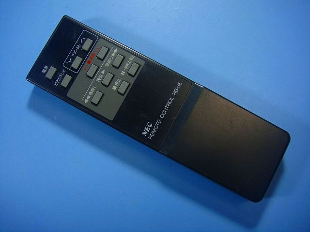 【商品情報】 メーカー：NEC 型番：RB-35 付属品：本体（写真内の物ですべてになります） ※電池カバー、バッテリー、充電器、コード、ふた カバー、枠等の付属品は写真に写ってない場合付属しません。 【商品の状態に関して】 使用感、スレキズ、日焼け、汚れ等あります。 赤外線による動作確認OKでした 【状態に関して】 ・割れ、さび、日焼け、変色等写真よりご判断下さい。 ・給湯器等の水回りリモコンの水垢汚れは写真よりご判断下さい。 ・配線ありの商品に関して、切り具合は、写真よりご判断下さい。 ・電池ケース内、その他にさびがある場合写真に掲載致します。 ・商品の色見はご利用のパソコンやモニターの環境により、 実物と多少異なる場合がございます、ご了承下さい。 【赤外線による動作確認ができる商品に関して】 赤外線による動作確認ができる商品は、下記以外の全ボタン動作確認しております。 時刻合わせ、タイマー設定ボタンは動作確認をしていない為、動作保証対象外となります。 不具合がある場合は、上記の（商品の状態に関して）の欄に記載いたします。 赤外線による動作確認がとれる主なリモコンは下記になります。 家庭用エアコン、テレビ、レコーダー、オーディオ、照明などのリモコンです。 ※一部赤外線タイプではない商品がございます。その場合は動作未確認のため、 動作保証は、下記の給湯器などのリモコンと同じ扱いとなります。 【業務エアコン、給湯器、子機等に関して】 本体がない為動作確認は行っておりません。 万が一、不具合の額ご返金致します。(到着7日以内に限ります) ※取付前に必ず業者の方に動作確認をしてもらって下さい。 【充電器、バッテリー等がある商品に関して】 バッテリー、充電器、コード等写真に写ってる場合は付属します。 ※バッテリーは、消耗品の為、動作補償対象外になります。 使用可能か、寿命等も不明です。 【商品の清掃に関して】 できるだけ販売価格を抑えるため、全体的に簡易清掃になります。 商品に管理番号を貼り保管しているため、テープの粘着部が 残る場合がございます。上記、ご了承ください。 【発送に関して】 全国一律送料無料（日本郵便） ※離島・一部地域でも追加送料はかかりません。 厚み3cm以内はクリックポストで発送致します 厚み3cm以上はレターパックで発送致します。 13時までのお支払いの場合、当日発送致します。 13時以降のお支払いの場合、翌日発送致します。 ※交通状況、天候、当社の都合等で変更になる場合があります。 もちろんその場合も送料無料です。 【不良品返金保証に関して】 商品説明に記載が無い破損、不具合がある場合ご返金致します。　　　 到着後7日間以内にメール又はお電話にてご連絡下さい。 お客様都合による返品・交換は受付けておりません。ご了承下さい。 【ストア情報】 会社名：オークショップ 電話番号：076-201-8087 免許情報：古物商許可証　第511070011425号/石川県公安委員会　