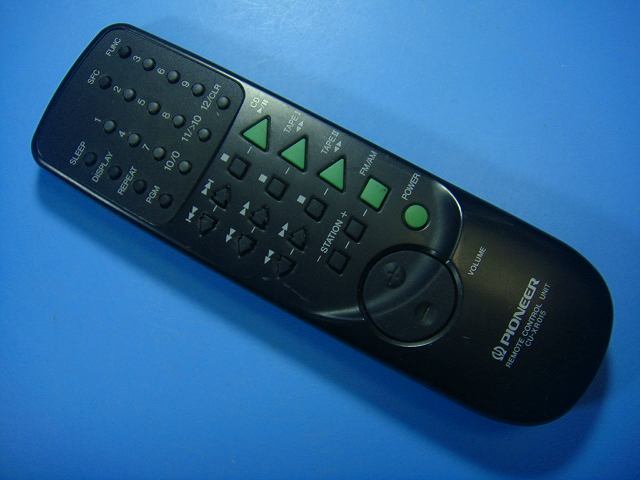 【商品情報】 メーカー：パイオニア 型番：CU-XR015 付属品：本体（写真内の物ですべてになります） ※電池カバー、バッテリー、充電器、コード、ふた カバー、枠等の付属品は写真に写ってない場合付属しません。 【商品の状態に関して】 使用感、スレキズ、日焼け、汚れ等あります。 赤外線による動作確認OKでした 【状態に関して】 ・割れ、さび、日焼け、変色等写真よりご判断下さい。 ・給湯器等の水回りリモコンの水垢汚れは写真よりご判断下さい。 ・配線ありの商品に関して、切り具合は、写真よりご判断下さい。 ・電池ケース内、その他にさびがある場合写真に掲載致します。 ・商品の色見はご利用のパソコンやモニターの環境により、 実物と多少異なる場合がございます、ご了承下さい。 【赤外線による動作確認ができる商品に関して】 赤外線による動作確認ができる商品は、下記以外の全ボタン動作確認しております。 時刻合わせ、タイマー設定ボタンは動作確認をしていない為、動作保証対象外となります。 不具合がある場合は、上記の（商品の状態に関して）の欄に記載いたします。 赤外線による動作確認がとれる主なリモコンは下記になります。 家庭用エアコン、テレビ、レコーダー、オーディオ、照明などのリモコンです。 ※一部赤外線タイプではない商品がございます。その場合は動作未確認のため、 動作保証は、下記の給湯器などのリモコンと同じ扱いとなります。 【業務エアコン、給湯器、子機等に関して】 本体がない為動作確認は行っておりません。 万が一、不具合の額ご返金致します。(到着7日以内に限ります) ※取付前に必ず業者の方に動作確認をしてもらって下さい。 【充電器、バッテリー等がある商品に関して】 バッテリー、充電器、コード等写真に写ってる場合は付属します。 ※バッテリーは、消耗品の為、動作補償対象外になります。 使用可能か、寿命等も不明です。 【商品の清掃に関して】 できるだけ販売価格を抑えるため、全体的に簡易清掃になります。 商品に管理番号を貼り保管しているため、テープの粘着部が 残る場合がございます。上記、ご了承ください。 【発送に関して】 全国一律送料無料（日本郵便） ※離島・一部地域でも追加送料はかかりません。 厚み3cm以内はクリックポストで発送致します 厚み3cm以上はレターパックで発送致します。 13時までのお支払いの場合、当日発送致します。 13時以降のお支払いの場合、翌日発送致します。 ※交通状況、天候、当社の都合等で変更になる場合があります。 もちろんその場合も送料無料です。 【不良品返金保証に関して】 商品説明に記載が無い破損、不具合がある場合ご返金致します。　　　 到着後7日間以内にメール又はお電話にてご連絡下さい。 お客様都合による返品・交換は受付けておりません。ご了承下さい。 【ストア情報】 会社名：オークショップ 電話番号：076-201-8087 免許情報：古物商許可証　第511070011425号/石川県公安委員会　
