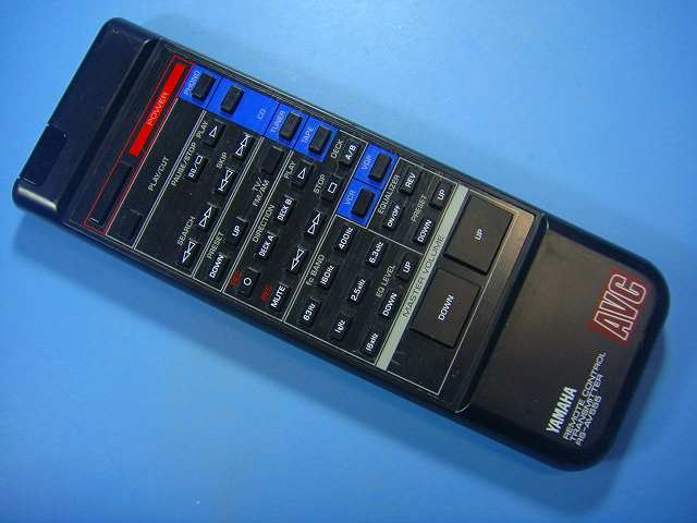【商品情報】 メーカー：ヤマハ 型番：RS-AV555 付属品：本体（写真内の物ですべてになります） ※電池カバー、バッテリー、充電器、コード、ふた カバー、枠等の付属品は写真に写ってない場合付属しません。 【商品の状態に関して】 使用感、スレキズ、日焼け等あります。 赤外線による動作確認OKでした 【状態に関して】 ・割れ、さび、日焼け、変色等写真よりご判断下さい。 ・給湯器等の水回りリモコンの水垢汚れは写真よりご判断下さい。 ・配線ありの商品に関して、切り具合は、写真よりご判断下さい。 ・電池ケース内、その他にさびがある場合写真に掲載致します。 ・商品の色見はご利用のパソコンやモニターの環境により、 実物と多少異なる場合がございます、ご了承下さい。 【赤外線による動作確認ができる商品に関して】 赤外線による動作確認ができる商品は、全ボタン動作確認しております。 不具合がある場合は、上記の（商品の状態に関して）の欄に記載いたします。 赤外線による動作確認がとれる主なリモコンは下記になります。 家庭用エアコン、テレビ、レコーダー、オーディオ、照明などのリモコンです。 ※一部赤外線タイプではない商品がございます。その場合は動作未確認のため、 動作保証は、下記の給湯器などのリモコンと同じ扱いとなります。 【業務エアコン、給湯器、子機等に関して】 本体がない為動作確認は行っておりません。 万が一、不具合の額ご返金致します。(到着7日以内に限ります) ※取付前に必ず業者の方に動作確認をしてもらって下さい。 【充電器、バッテリー等がある商品に関して】 バッテリー、充電器、コード等写真に写ってる場合は付属します。 ※バッテリーは、消耗品の為、動作補償対象外になります。 使用可能か、寿命等も不明です。 【商品の清掃に関して】 できるだけ販売価格を抑えるため、全体的に簡易清掃になります。 商品に管理番号を貼り保管しているため、テープの粘着部が 残る場合がございます。上記、ご了承ください。 【発送に関して】 全国一律送料無料（日本郵便） ※離島・一部地域でも追加送料はかかりません。 厚み3cm以内はクリックポストで発送致します 厚み3cm以上はレターパックで発送致します。 13時までのお支払いの場合、当日発送致します。 13時以降のお支払いの場合、翌日発送致します。 ※交通状況、天候、当社の都合等で変更になる場合があります。 もちろんその場合も送料無料です。 【不良品返金保証に関して】 商品説明に記載が無い破損、不具合がある場合ご返金致します。　　　 到着後7日間以内にメール又はお電話にてご連絡下さい。 お客様都合による返品・交換は受付けておりません。ご了承下さい。 【ストア情報】 会社名：オークショップ 電話番号：076-201-8087 免許情報：古物商許可証　第511070011425号/石川県公安委員会　