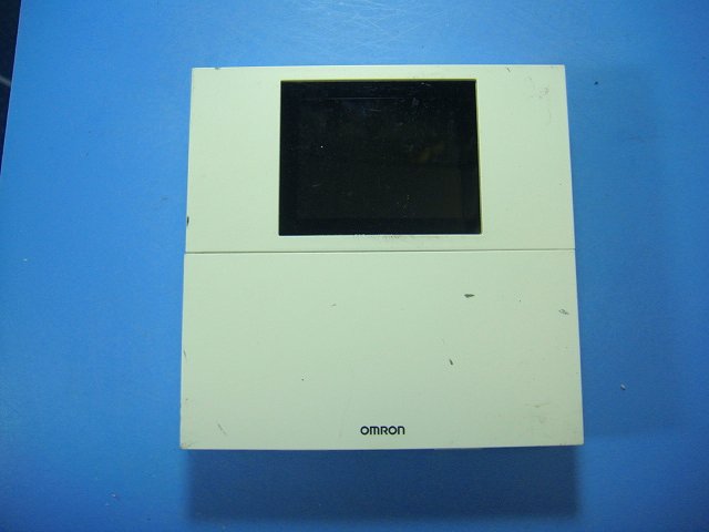 【商品情報】 メーカー： OMRON 型番：KP-RC1B-R 付属品：本体（写真内の物ですべてになります） ※電池カバー、バッテリー、充電器、コード、ふた カバー、枠等の付属品は写真に写ってない場合付属しません。 【商品の状態に関して】 使用感、スレキズ、日焼け等あります。 上フタ付け根割れていて外れます 【状態に関して】 ・割れ、さび、日焼け、変色等写真よりご判断下さい。 ・給湯器等の水回りリモコンの水垢汚れは写真よりご判断下さい。 ・配線ありの商品に関して、切り具合は、写真よりご判断下さい。 ・電池ケース内、その他にさびがある場合写真に掲載致します。 ・簡易清掃になります。（アルコール消毒済み） ・商品の色見はご利用のパソコンやモニターの環境により、 実物と多少異なる場合がございます、ご了承下さい。 【業務エアコン、給湯器、子機等に関して】 本体がない為動作確認は行っておりません。 万が一、不具合の額ご返金致します。(到着7日以内に限ります) ※取付前に必ず業者の方に動作確認をしてもらって下さい。 【充電器、バッテリー等がある商品に関して】 バッテリー、充電器、コード等写真に写ってる場合は付属します。 ※バッテリーは、消耗品の為、動作補償対象外になります。 使用可能か、寿命等も不明です。 【発送に関して】 全国一律送料無料（日本郵便） ※離島・一部地域でも追加送料はかかりません。 厚み3cm以内はクリックポストで発送致します 厚み3cm以上はレターパックで発送致します。 13時までのお支払いの場合、当日発送致します。 13時以降のお支払いの場合、翌日発送致します。 ※交通状況、天候、当社の都合等で変更になる場合があります。 もちろんその場合も送料無料です。 【不良品返金保証に関して】 商品説明に記載が無い破損、不具合がある場合ご返金致します。　　　 到着後7日間以内にメール又はお電話にてご連絡下さい。 お客様都合による返品・交換は受付けておりません。ご了承下さい。 【ストア情報】 会社名：オークショップ 電話番号：076-201-8087 免許情報：古物商許可証　第511070011425号/石川県公安委員会