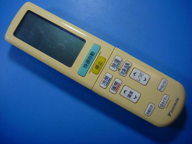 【商品情報】 メーカー：ダイキン 型番：ARC472A36 付属品：本体（写真内の物ですべてになります） ※電池カバー、バッテリー、充電器、コード、ふた カバー、枠等の付属品は写真に写ってない場合付属しません。 【商品の状態に関して】 使用感、スレキズ、日焼け等あります。 赤外線による動作確認OKでした 上フタ付け根割れていて外れます 【状態に関して】 ・割れ、さび、日焼け、変色等写真よりご判断下さい。 ・給湯器等の水回りリモコンの水垢汚れは写真よりご判断下さい。 ・配線ありの商品に関して、切り具合は、写真よりご判断下さい。 ・電池ケース内、その他にさびがある場合写真に掲載致します。 ・商品の色見はご利用のパソコンやモニターの環境により、 実物と多少異なる場合がございます、ご了承下さい。 【赤外線による動作確認ができる商品に関して】 赤外線による動作確認ができる商品は、全ボタン動作確認しております。 不具合がある場合は、上記の（商品の状態に関して）の欄に記載いたします。 赤外線による動作確認がとれる主なリモコンは下記になります。 家庭用エアコン、テレビ、レコーダー、オーディオ、照明などのリモコンです。 ※一部赤外線タイプではない商品がございます。その場合は動作未確認のため、 動作保証は、下記の給湯器などのリモコンと同じ扱いとなります。 【業務エアコン、給湯器、子機等に関して】 本体がない為動作確認は行っておりません。 万が一、不具合の額ご返金致します。(到着7日以内に限ります) ※取付前に必ず業者の方に動作確認をしてもらって下さい。 【充電器、バッテリー等がある商品に関して】 バッテリー、充電器、コード等写真に写ってる場合は付属します。 ※バッテリーは、消耗品の為、動作補償対象外になります。 使用可能か、寿命等も不明です。 【商品の清掃に関して】 できるだけ販売価格を抑えるため、全体的に簡易清掃になります。 商品に管理番号を貼り保管しているため、テープの粘着部が 残る場合がございます。ご了承ください。 【発送に関して】 全国一律送料無料（日本郵便） ※離島・一部地域でも追加送料はかかりません。 厚み3cm以内はクリックポストで発送致します 厚み3cm以上はレターパックで発送致します。 13時までのお支払いの場合、当日発送致します。 13時以降のお支払いの場合、翌日発送致します。 ※交通状況、天候、当社の都合等で変更になる場合があります。 もちろんその場合も送料無料です。 【不良品返金保証に関して】 商品説明に記載が無い破損、不具合がある場合ご返金致します。　　　 到着後7日間以内にメール又はお電話にてご連絡下さい。 お客様都合による返品・交換は受付けておりません。ご了承下さい。 【ストア情報】 会社名：オークショップ 電話番号：076-201-8087 免許情報：古物商許可証　第511070011425号/石川県公安委員会　