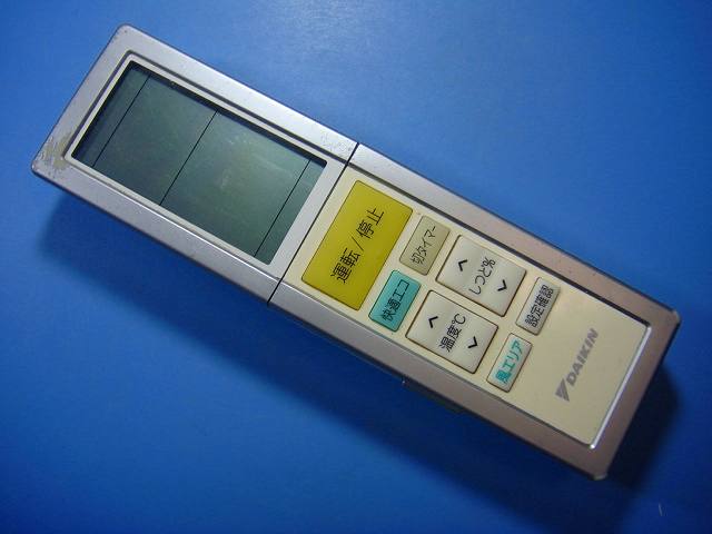 【商品情報】 メーカー：ダイキン 型番：ARC456A21 付属品：本体（写真内の物ですべてになります） ※電池カバー、バッテリー、充電器、コード、ふた カバー、枠等の付属品は写真に写ってない場合付属しません。 【商品の状態に関して】 使用感、スレキズ、日焼け等あります。 赤外線による動作確認OKでした 【状態に関して】 ・割れ、さび、日焼け、変色等写真よりご判断下さい。 ・給湯器等の水回りリモコンの水垢汚れは写真よりご判断下さい。 ・配線ありの商品に関して、切り具合は、写真よりご判断下さい。 ・電池ケース内、その他にさびがある場合写真に掲載致します。 ・商品の色見はご利用のパソコンやモニターの環境により、 実物と多少異なる場合がございます、ご了承下さい。 【赤外線による動作確認ができる商品に関して】 赤外線による動作確認ができる商品は、全ボタン動作確認しております。 不具合がある場合は、上記の（商品の状態に関して）の欄に記載いたします。 赤外線による動作確認がとれる主なリモコンは下記になります。 家庭用エアコン、テレビ、レコーダー、オーディオ、照明などのリモコンです。 ※一部赤外線タイプではない商品がございます。その場合は動作未確認のため、 動作保証は、下記の給湯器などのリモコンと同じ扱いとなります。 【業務エアコン、給湯器、子機等に関して】 本体がない為動作確認は行っておりません。 万が一、不具合の額ご返金致します。(到着7日以内に限ります) ※取付前に必ず業者の方に動作確認をしてもらって下さい。 【充電器、バッテリー等がある商品に関して】 バッテリー、充電器、コード等写真に写ってる場合は付属します。 ※バッテリーは、消耗品の為、動作補償対象外になります。 使用可能か、寿命等も不明です。 【商品の清掃に関して】 できるだけ販売価格を抑えるため、全体的に簡易清掃になります。 商品に管理番号を貼り保管しているため、テープの粘着部が 残る場合がございます。ご了承ください。 【発送に関して】 全国一律送料無料（日本郵便） ※離島・一部地域でも追加送料はかかりません。 厚み3cm以内はクリックポストで発送致します 厚み3cm以上はレターパックで発送致します。 13時までのお支払いの場合、当日発送致します。 13時以降のお支払いの場合、翌日発送致します。 ※交通状況、天候、当社の都合等で変更になる場合があります。 もちろんその場合も送料無料です。 【不良品返金保証に関して】 商品説明に記載が無い破損、不具合がある場合ご返金致します。　　　 到着後7日間以内にメール又はお電話にてご連絡下さい。 お客様都合による返品・交換は受付けておりません。ご了承下さい。 【ストア情報】 会社名：オークショップ 電話番号：076-201-8087 免許情報：古物商許可証　第511070011425号/石川県公安委員会　