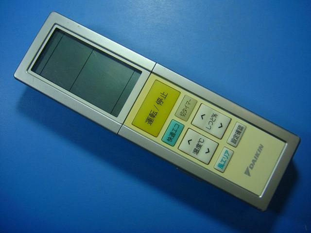 【商品情報】 メーカー：ダイキン 型番：ARC456A23 付属品：本体（写真内の物ですべてになります） ※電池カバー、バッテリー、充電器、コード、ふた カバー、枠等の付属品は写真に写ってない場合付属しません。 【商品の状態に関して】 使用感、スレキズ、日焼け等あります。 赤外線による動作確認OKでした 【状態に関して】 ・割れ、さび、日焼け、変色等写真よりご判断下さい。 ・給湯器等の水回りリモコンの水垢汚れは写真よりご判断下さい。 ・配線ありの商品に関して、切り具合は、写真よりご判断下さい。 ・電池ケース内、その他にさびがある場合写真に掲載致します。 ・商品の色見はご利用のパソコンやモニターの環境により、 実物と多少異なる場合がございます、ご了承下さい。 【赤外線による動作確認ができる商品に関して】 赤外線による動作確認ができる商品は、全ボタン動作確認しております。 不具合がある場合は、上記の（商品の状態に関して）の欄に記載いたします。 赤外線による動作確認がとれる主なリモコンは下記になります。 家庭用エアコン、テレビ、レコーダー、オーディオ、照明などのリモコンです。 ※一部赤外線タイプではない商品がございます。その場合は動作未確認のため、 動作保証は、下記の給湯器などのリモコンと同じ扱いとなります。 【業務エアコン、給湯器、子機等に関して】 本体がない為動作確認は行っておりません。 万が一、不具合の額ご返金致します。(到着7日以内に限ります) ※取付前に必ず業者の方に動作確認をしてもらって下さい。 【充電器、バッテリー等がある商品に関して】 バッテリー、充電器、コード等写真に写ってる場合は付属します。 ※バッテリーは、消耗品の為、動作補償対象外になります。 使用可能か、寿命等も不明です。 【商品の清掃に関して】 できるだけ販売価格を抑えるため、全体的に簡易清掃になります。 商品に管理番号を貼り保管しているため、テープの粘着部が 残る場合がございます。ご了承ください。 【発送に関して】 全国一律送料無料（日本郵便） ※離島・一部地域でも追加送料はかかりません。 厚み3cm以内はクリックポストで発送致します 厚み3cm以上はレターパックで発送致します。 13時までのお支払いの場合、当日発送致します。 13時以降のお支払いの場合、翌日発送致します。 ※交通状況、天候、当社の都合等で変更になる場合があります。 もちろんその場合も送料無料です。 【不良品返金保証に関して】 商品説明に記載が無い破損、不具合がある場合ご返金致します。　　　 到着後7日間以内にメール又はお電話にてご連絡下さい。 お客様都合による返品・交換は受付けておりません。ご了承下さい。 【ストア情報】 会社名：オークショップ 電話番号：076-201-8087 免許情報：古物商許可証　第511070011425号/石川県公安委員会　