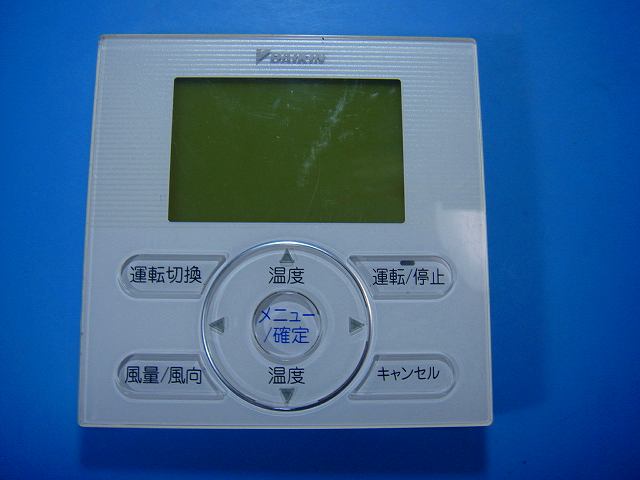 【商品情報】 メーカー：ダイキン 型番：BRC1E9 付属品：本体（写真内の物ですべてになります） ※電池カバー、バッテリー、充電器、コード、ふた カバー、枠等の付属品は写真に写ってない場合付属しません。 【商品の状態に関して】 使用感、スレキズ、日焼け等あります。 裏フタありません 【状態に関して】 ・割れ、さび、日焼け、変色等写真よりご判断下さい。 ・給湯器等の水回りリモコンの水垢汚れは写真よりご判断下さい。 ・配線ありの商品に関して、切り具合は、写真よりご判断下さい。 ・電池ケース内、その他にさびがある場合写真に掲載致します。 ・商品の色見はご利用のパソコンやモニターの環境により、 実物と多少異なる場合がございます、ご了承下さい。 【赤外線による動作確認ができる商品に関して】 赤外線による動作確認ができる商品は、全ボタン動作確認しております。 不具合がある場合は、上記の（商品の状態に関して）の欄に記載いたします。 赤外線による動作確認がとれる主なリモコンは下記になります。 家庭用エアコン、テレビ、レコーダー、オーディオ、照明などのリモコンです。 ※一部赤外線タイプではない商品がございます。その場合は動作未確認のため、 動作保証は、下記の給湯器などのリモコンと同じ扱いとなります。 【業務エアコン、給湯器、子機等に関して】 本体がない為動作確認は行っておりません。 万が一、不具合の額ご返金致します。(到着7日以内に限ります) ※取付前に必ず業者の方に動作確認をしてもらって下さい。 【充電器、バッテリー等がある商品に関して】 バッテリー、充電器、コード等写真に写ってる場合は付属します。 ※バッテリーは、消耗品の為、動作補償対象外になります。 使用可能か、寿命等も不明です。 【商品の清掃に関して】 できるだけ販売価格を抑えるため、全体的に簡易清掃になります。 商品に管理番号を貼り保管しているため、テープの粘着部が 残る場合がございます。上記、ご了承ください。 【発送に関して】 全国一律送料無料（日本郵便） ※離島・一部地域でも追加送料はかかりません。 厚み3cm以内はクリックポストで発送致します 厚み3cm以上はレターパックで発送致します。 13時までのお支払いの場合、当日発送致します。 13時以降のお支払いの場合、翌日発送致します。 ※交通状況、天候、当社の都合等で変更になる場合があります。 もちろんその場合も送料無料です。 【不良品返金保証に関して】 商品説明に記載が無い破損、不具合がある場合ご返金致します。　　　 到着後7日間以内にメール又はお電話にてご連絡下さい。 お客様都合による返品・交換は受付けておりません。ご了承下さい。 【ストア情報】 会社名：オークショップ 電話番号：076-201-8087 免許情報：古物商許可証　第511070011425号/石川県公安委員会　　