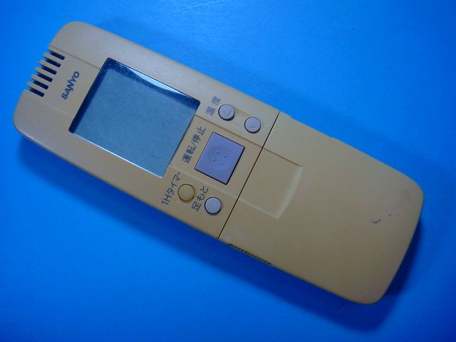 【商品情報】 メーカー:SANYO 型番：RCS-VR8A 付属品：本体（写真内の物ですべてになります） ※電池カバー、バッテリー、充電器、コード、ふた カバー、枠等の付属品は写真に写ってない場合付属しません。 【商品の状態に関して】 使用感、スレキズ、日焼け等あります。 赤外線による動作確認OKでした 【状態に関して】 ・割れ、さび、日焼け、変色等写真よりご判断下さい。 ・給湯器等の水回りリモコンの水垢汚れは写真よりご判断下さい。 ・配線ありの商品に関して、切り具合は、写真よりご判断下さい。 ・電池ケース内、その他にさびがある場合写真に掲載致します。 ・商品の色見はご利用のパソコンやモニターの環境により、 実物と多少異なる場合がございます、ご了承下さい。 【赤外線による動作確認ができる商品に関して】 赤外線による動作確認ができる商品は、全ボタン動作確認しております。 不具合がある場合は、上記の（商品の状態に関して）の欄に記載いたします。 赤外線による動作確認がとれる主なリモコンは下記になります。 家庭用エアコン、テレビ、レコーダー、オーディオ、照明などのリモコンです。 ※一部赤外線タイプではない商品がございます。その場合は動作未確認のため、 動作保証は、下記の給湯器などのリモコンと同じ扱いとなります。 【業務エアコン、給湯器、子機等に関して】 本体がない為動作確認は行っておりません。 万が一、不具合の額ご返金致します。(到着7日以内に限ります) ※取付前に必ず業者の方に動作確認をしてもらって下さい。 【充電器、バッテリー等がある商品に関して】 バッテリー、充電器、コード等写真に写ってる場合は付属します。 ※バッテリーは、消耗品の為、動作補償対象外になります。 使用可能か、寿命等も不明です。 【商品の清掃に関して】 できるだけ販売価格を抑えるため、全体的に簡易清掃になります。 商品に管理番号を貼り保管しているため、テープの粘着部が 残る場合がございます。ご了承ください。 【発送に関して】 全国一律送料無料（日本郵便） ※離島・一部地域でも追加送料はかかりません。 厚み3cm以内はクリックポストで発送致します 厚み3cm以上はレターパックで発送致します。 13時までのお支払いの場合、当日発送致します。 13時以降のお支払いの場合、翌日発送致します。 ※交通状況、天候、当社の都合等で変更になる場合があります。 もちろんその場合も送料無料です。 【不良品返金保証に関して】 商品説明に記載が無い破損、不具合がある場合ご返金致します。　　　 到着後7日間以内にメール又はお電話にてご連絡下さい。 お客様都合による返品・交換は受付けておりません。ご了承下さい。 【ストア情報】 会社名：オークショップ 電話番号：076-201-8087 免許情報：古物商許可証　第511070011425号/石川県公安委員会　