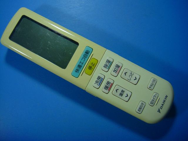 【商品情報】 メーカー：ダイキン 型番：ARC472A39 付属品：本体（写真内の物ですべてになります） ※電池カバー、バッテリー、充電器、コード、ふた カバー、枠等の付属品は写真に写ってない場合付属しません。 【商品の状態に関して】 使用感、スレキズ、日焼け等あります。 赤外線による動作確認OKでした 【状態に関して】 ・割れ、さび、日焼け、変色等写真よりご判断下さい。 ・給湯器等の水回りリモコンの水垢汚れは写真よりご判断下さい。 ・配線ありの商品に関して、切り具合は、写真よりご判断下さい。 ・電池ケース内、その他にさびがある場合写真に掲載致します。 ・商品の色見はご利用のパソコンやモニターの環境により、 実物と多少異なる場合がございます、ご了承下さい。 【赤外線による動作確認ができる商品に関して】 赤外線による動作確認ができる商品は、全ボタン動作確認しております。 不具合がある場合は、上記の（商品の状態に関して）の欄に記載いたします。 赤外線による動作確認がとれる主なリモコンは下記になります。 家庭用エアコン、テレビ、レコーダー、オーディオ、照明などのリモコンです。 ※一部赤外線タイプではない商品がございます。その場合は動作未確認のため、 動作保証は、下記の給湯器などのリモコンと同じ扱いとなります。 【業務エアコン、給湯器、子機等に関して】 本体がない為動作確認は行っておりません。 万が一、不具合の額ご返金致します。(到着7日以内に限ります) ※取付前に必ず業者の方に動作確認をしてもらって下さい。 【充電器、バッテリー等がある商品に関して】 バッテリー、充電器、コード等写真に写ってる場合は付属します。 ※バッテリーは、消耗品の為、動作補償対象外になります。 使用可能か、寿命等も不明です。 【商品の清掃に関して】 できるだけ販売価格を抑えるため、全体的に簡易清掃になります。 商品に管理番号を貼り保管しているため、テープの粘着部が 残る場合がございます。ご了承ください。 【発送に関して】 全国一律送料無料（日本郵便） ※離島・一部地域でも追加送料はかかりません。 厚み3cm以内はクリックポストで発送致します 厚み3cm以上はレターパックで発送致します。 13時までのお支払いの場合、当日発送致します。 13時以降のお支払いの場合、翌日発送致します。 ※交通状況、天候、当社の都合等で変更になる場合があります。 もちろんその場合も送料無料です。 【不良品返金保証に関して】 商品説明に記載が無い破損、不具合がある場合ご返金致します。　　　 到着後7日間以内にメール又はお電話にてご連絡下さい。 お客様都合による返品・交換は受付けておりません。ご了承下さい。 【ストア情報】 会社名：オークショップ 電話番号：076-201-8087 免許情報：古物商許可証　第511070011425号/石川県公安委員会　