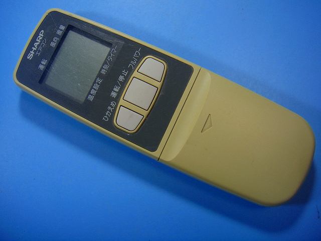 【商品情報】 メーカー：シャープ 型番：CRMC-A335JBE0 付属品：本体（写真内の物ですべてになります） ※電池カバー、バッテリー、充電器、コード、ふた カバー、枠等の付属品は写真に写ってない場合付属しません。 【商品の状態に関して】 使用感、スレキズ、日焼け等あります。 赤外線による動作確認OKでした 【状態に関して】 ・割れ、さび、日焼け、変色等写真よりご判断下さい。 ・給湯器等の水回りリモコンの水垢汚れは写真よりご判断下さい。 ・配線ありの商品に関して、切り具合は、写真よりご判断下さい。 ・電池ケース内、その他にさびがある場合写真に掲載致します。 ・商品の色見はご利用のパソコンやモニターの環境により、 実物と多少異なる場合がございます、ご了承下さい。 【赤外線による動作確認ができる商品に関して】 赤外線による動作確認ができる商品は、全ボタン動作確認しております。 不具合がある場合は、上記の（商品の状態に関して）の欄に記載いたします。 赤外線による動作確認がとれる主なリモコンは下記になります。 家庭用エアコン、テレビ、レコーダー、オーディオ、照明などのリモコンです。 ※一部赤外線タイプではない商品がございます。その場合は動作未確認のため、 動作保証は、下記の給湯器などのリモコンと同じ扱いとなります。 【業務エアコン、給湯器、子機等に関して】 本体がない為動作確認は行っておりません。 万が一、不具合の額ご返金致します。(到着7日以内に限ります) ※取付前に必ず業者の方に動作確認をしてもらって下さい。 【充電器、バッテリー等がある商品に関して】 バッテリー、充電器、コード等写真に写ってる場合は付属します。 ※バッテリーは、消耗品の為、動作補償対象外になります。 使用可能か、寿命等も不明です。 【商品の清掃に関して】 できるだけ販売価格を抑えるため、全体的に簡易清掃になります。 商品に管理番号を貼り保管しているため、テープの粘着部が 残る場合がございます。ご了承ください。 【発送に関して】 全国一律送料無料（日本郵便） ※離島・一部地域でも追加送料はかかりません。 厚み3cm以内はクリックポストで発送致します 厚み3cm以上はレターパックで発送致します。 13時までのお支払いの場合、当日発送致します。 13時以降のお支払いの場合、翌日発送致します。 ※交通状況、天候、当社の都合等で変更になる場合があります。 もちろんその場合も送料無料です。 【不良品返金保証に関して】 商品説明に記載が無い破損、不具合がある場合ご返金致します。　　　 到着後7日間以内にメール又はお電話にてご連絡下さい。 お客様都合による返品・交換は受付けておりません。ご了承下さい。 【ストア情報】 会社名：オークショップ 電話番号：076-201-8087 免許情報：古物商許可証　第511070011425号/石川県公安委員会　