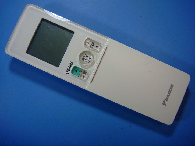 【商品情報】 メーカー：ダイキン 型番：ARC476A26 付属品：本体（写真内の物ですべてになります） ※電池カバー、バッテリー、充電器、コード、ふた カバー、枠等の付属品は写真に写ってない場合付属しません。 【商品の状態に関して】 使用感、スレキズ、日焼け等あります。 赤外線による動作確認OKでした 【状態に関して】 ・割れ、さび、日焼け、変色等写真よりご判断下さい。 ・給湯器等の水回りリモコンの水垢汚れは写真よりご判断下さい。 ・配線ありの商品に関して、切り具合は、写真よりご判断下さい。 ・電池ケース内、その他にさびがある場合写真に掲載致します。 ・商品の色見はご利用のパソコンやモニターの環境により、 実物と多少異なる場合がございます、ご了承下さい。 【赤外線による動作確認ができる商品に関して】 赤外線による動作確認ができる商品は、全ボタン動作確認しております。 不具合がある場合は、上記の（商品の状態に関して）の欄に記載いたします。 赤外線による動作確認がとれる主なリモコンは下記になります。 家庭用エアコン、テレビ、レコーダー、オーディオ、照明などのリモコンです。 ※一部赤外線タイプではない商品がございます。その場合は動作未確認のため、 動作保証は、下記の給湯器などのリモコンと同じ扱いとなります。 【業務エアコン、給湯器、子機等に関して】 本体がない為動作確認は行っておりません。 万が一、不具合の額ご返金致します。(到着7日以内に限ります) ※取付前に必ず業者の方に動作確認をしてもらって下さい。 【充電器、バッテリー等がある商品に関して】 バッテリー、充電器、コード等写真に写ってる場合は付属します。 ※バッテリーは、消耗品の為、動作補償対象外になります。 使用可能か、寿命等も不明です。 【商品の清掃に関して】 できるだけ販売価格を抑えるため、全体的に簡易清掃になります。 商品に管理番号を貼り保管しているため、テープの粘着部が 残る場合がございます。ご了承ください。 【発送に関して】 全国一律送料無料（日本郵便） ※離島・一部地域でも追加送料はかかりません。 厚み3cm以内はクリックポストで発送致します 厚み3cm以上はレターパックで発送致します。 13時までのお支払いの場合、当日発送致します。 13時以降のお支払いの場合、翌日発送致します。 ※交通状況、天候、当社の都合等で変更になる場合があります。 もちろんその場合も送料無料です。 【不良品返金保証に関して】 商品説明に記載が無い破損、不具合がある場合ご返金致します。　　　 到着後7日間以内にメール又はお電話にてご連絡下さい。 お客様都合による返品・交換は受付けておりません。ご了承下さい。 【ストア情報】 会社名：オークショップ 電話番号：076-201-8087 免許情報：古物商許可証　第511070011425号/石川県公安委員会　