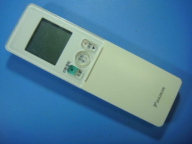 【商品情報】 メーカー：ダイキン 型番：ARC476A27 付属品：本体（写真内の物ですべてになります） ※電池カバー、バッテリー、充電器、コード、ふた カバー、枠等の付属品は写真に写ってない場合付属しません。 【商品の状態に関して】 使用感、スレキズ、日焼け等あります。 赤外線による動作確認OKでした 【状態に関して】 ・割れ、さび、日焼け、変色等写真よりご判断下さい。 ・給湯器等の水回りリモコンの水垢汚れは写真よりご判断下さい。 ・配線ありの商品に関して、切り具合は、写真よりご判断下さい。 ・電池ケース内、その他にさびがある場合写真に掲載致します。 ・商品の色見はご利用のパソコンやモニターの環境により、 実物と多少異なる場合がございます、ご了承下さい。 【赤外線による動作確認ができる商品に関して】 赤外線による動作確認ができる商品は、全ボタン動作確認しております。 不具合がある場合は、上記の（商品の状態に関して）の欄に記載いたします。 赤外線による動作確認がとれる主なリモコンは下記になります。 家庭用エアコン、テレビ、レコーダー、オーディオ、照明などのリモコンです。 ※一部赤外線タイプではない商品がございます。その場合は動作未確認のため、 動作保証は、下記の給湯器などのリモコンと同じ扱いとなります。 【業務エアコン、給湯器、子機等に関して】 本体がない為動作確認は行っておりません。 万が一、不具合の額ご返金致します。(到着7日以内に限ります) ※取付前に必ず業者の方に動作確認をしてもらって下さい。 【充電器、バッテリー等がある商品に関して】 バッテリー、充電器、コード等写真に写ってる場合は付属します。 ※バッテリーは、消耗品の為、動作補償対象外になります。 使用可能か、寿命等も不明です。 【商品の清掃に関して】 できるだけ販売価格を抑えるため、全体的に簡易清掃になります。 商品に管理番号を貼り保管しているため、テープの粘着部が 残る場合がございます。上記、ご了承ください。 【発送に関して】 全国一律送料無料（日本郵便） ※離島・一部地域でも追加送料はかかりません。 厚み3cm以内はクリックポストで発送致します 厚み3cm以上はレターパックで発送致します。 13時までのお支払いの場合、当日発送致します。 13時以降のお支払いの場合、翌日発送致します。 ※交通状況、天候、当社の都合等で変更になる場合があります。 もちろんその場合も送料無料です。 【不良品返金保証に関して】 商品説明に記載が無い破損、不具合がある場合ご返金致します。　　　 到着後7日間以内にメール又はお電話にてご連絡下さい。 お客様都合による返品・交換は受付けておりません。ご了承下さい。 【ストア情報】 会社名：オークショップ 電話番号：076-201-8087 免許情報：古物商許可証　第511070011425号/石川県公安委員会　